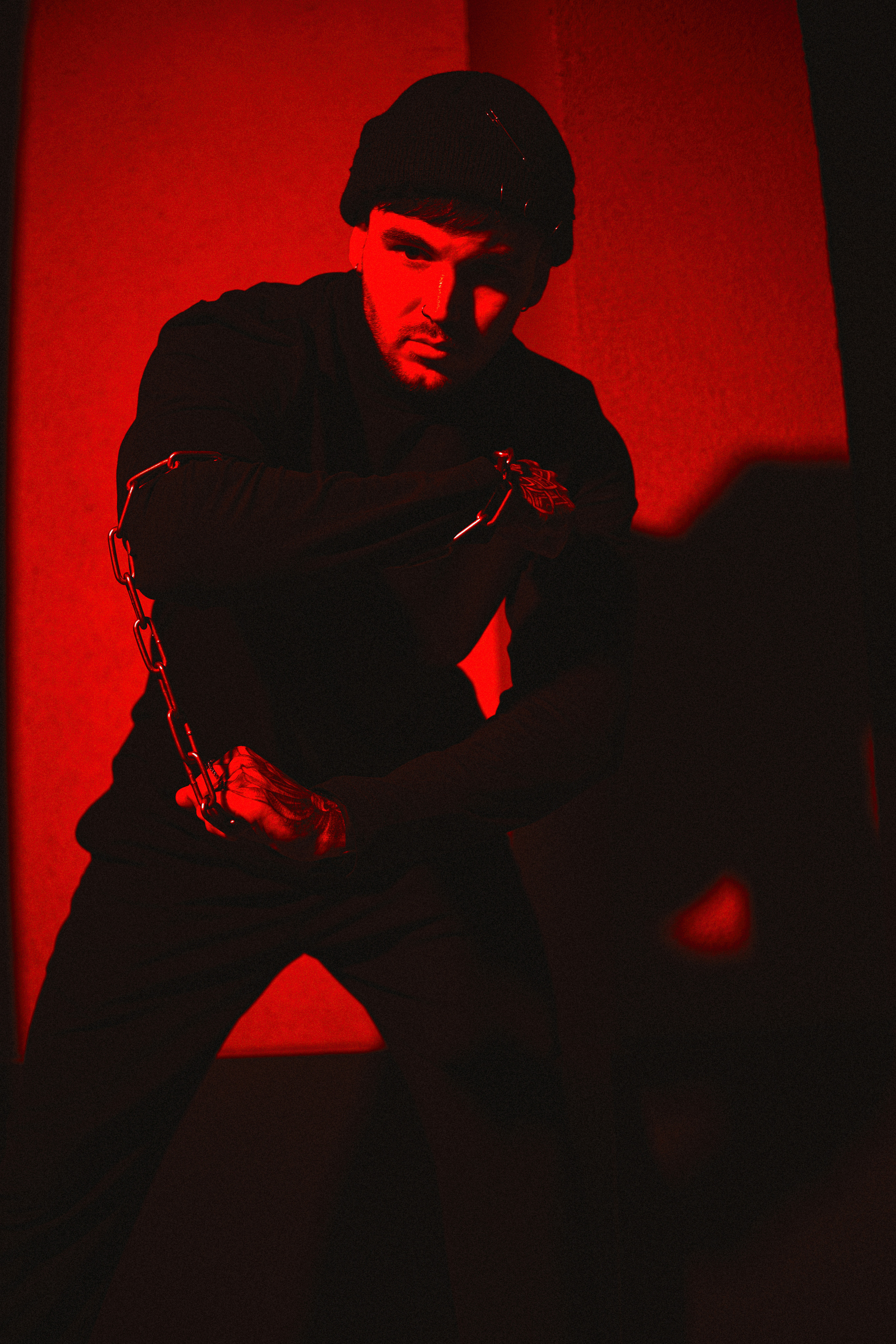 Фотопроект "Пацанские истории". Лихие 90-е, красный цвет, спортивный стиль, цепи и "карташи" - все это навеяно опасными лихими девяностыми.