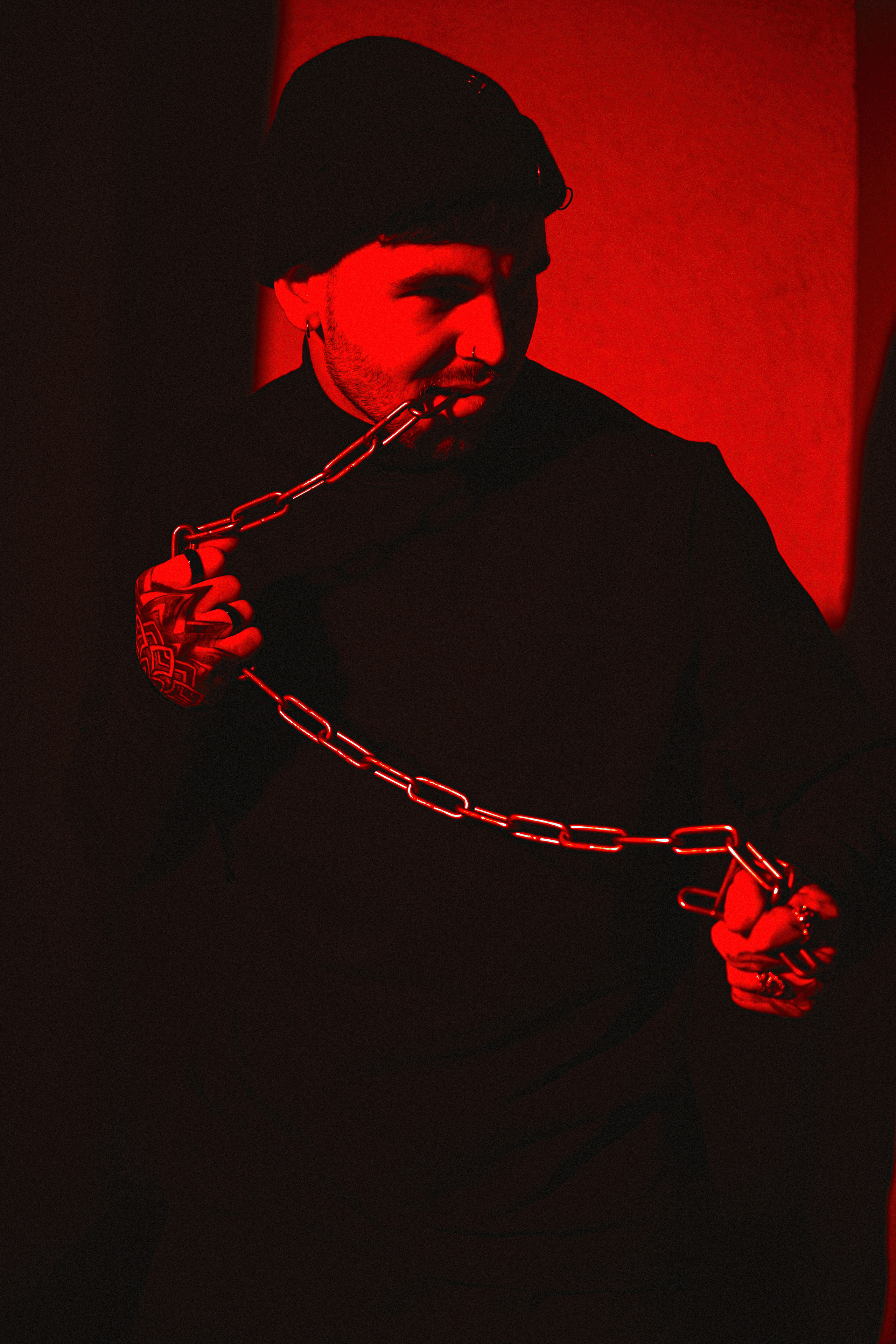 Фотопроект "Пацанские истории". Лихие 90-е, красный цвет, спортивный стиль, цепи и "карташи" - все это навеяно опасными лихими девяностыми. Арт фотография фотографа Аксёнова Алексея Краснодар.