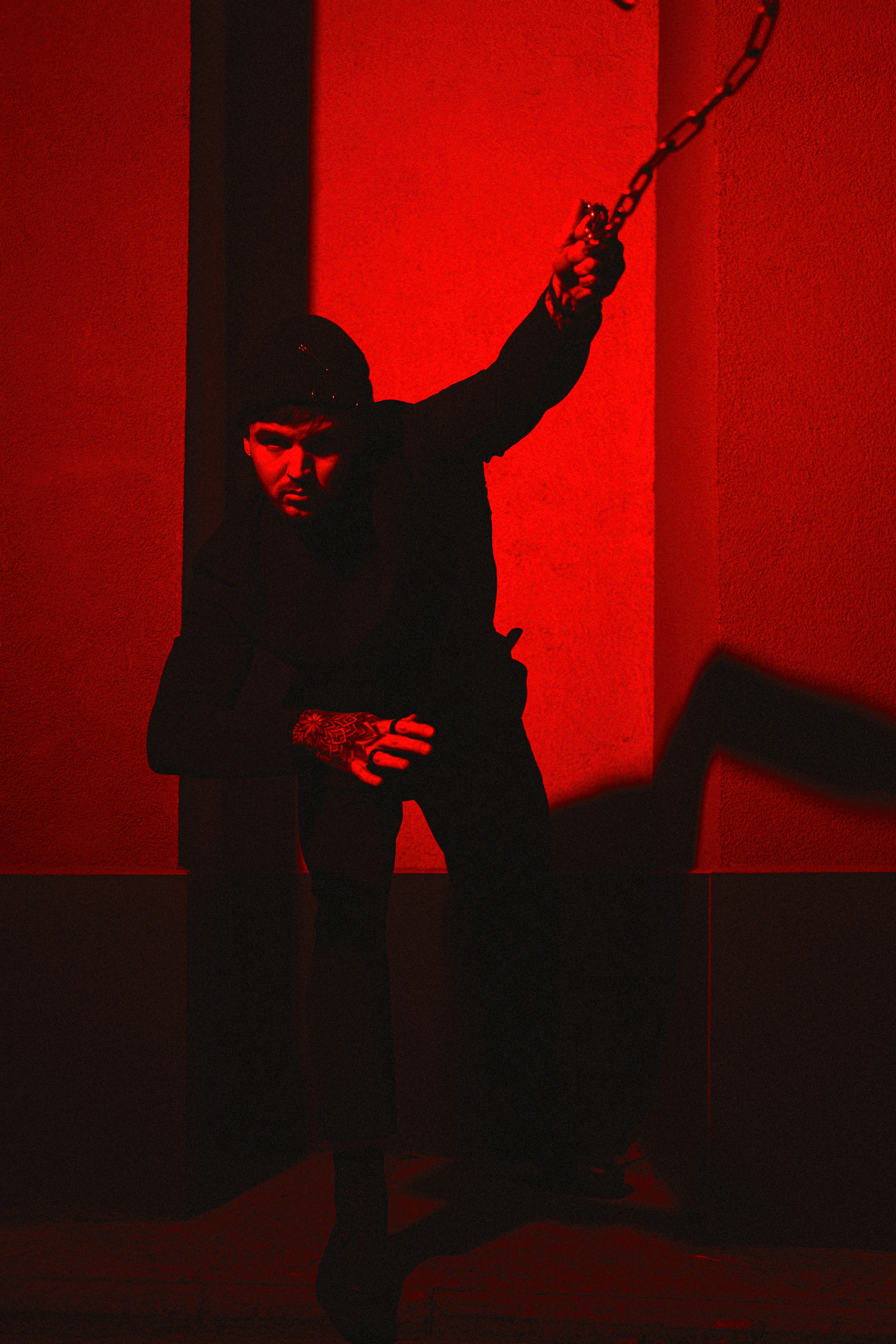 Фотопроект "Пацанские истории". Лихие 90-е, красный цвет, спортивный стиль, цепи и "карташи" - все это навеяно опасными лихими девяностыми.