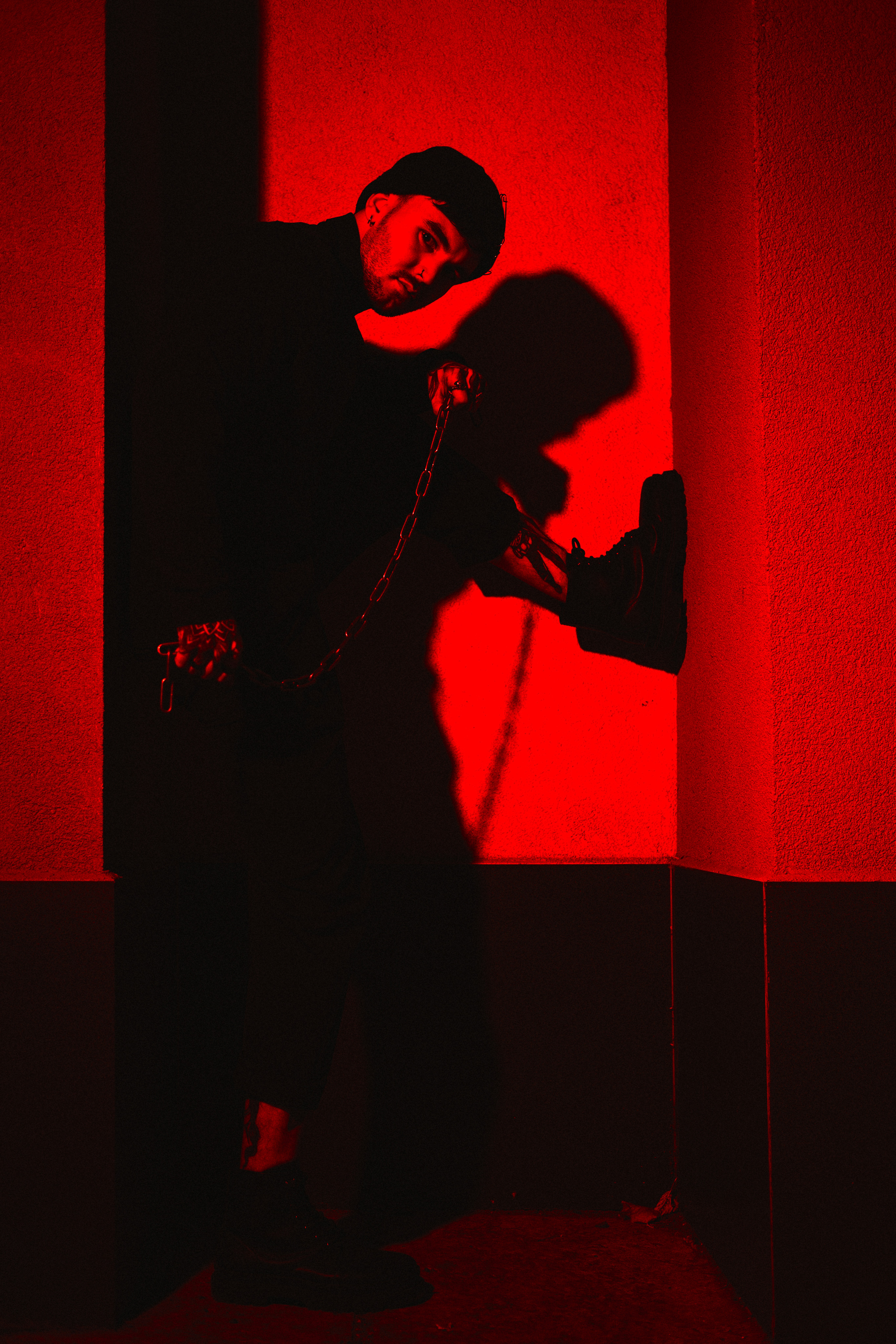 Фотопроект "Пацанские истории". Лихие 90-е, красный цвет, спортивный стиль, цепи и "карташи" - все это навеяно опасными лихими девяностыми.