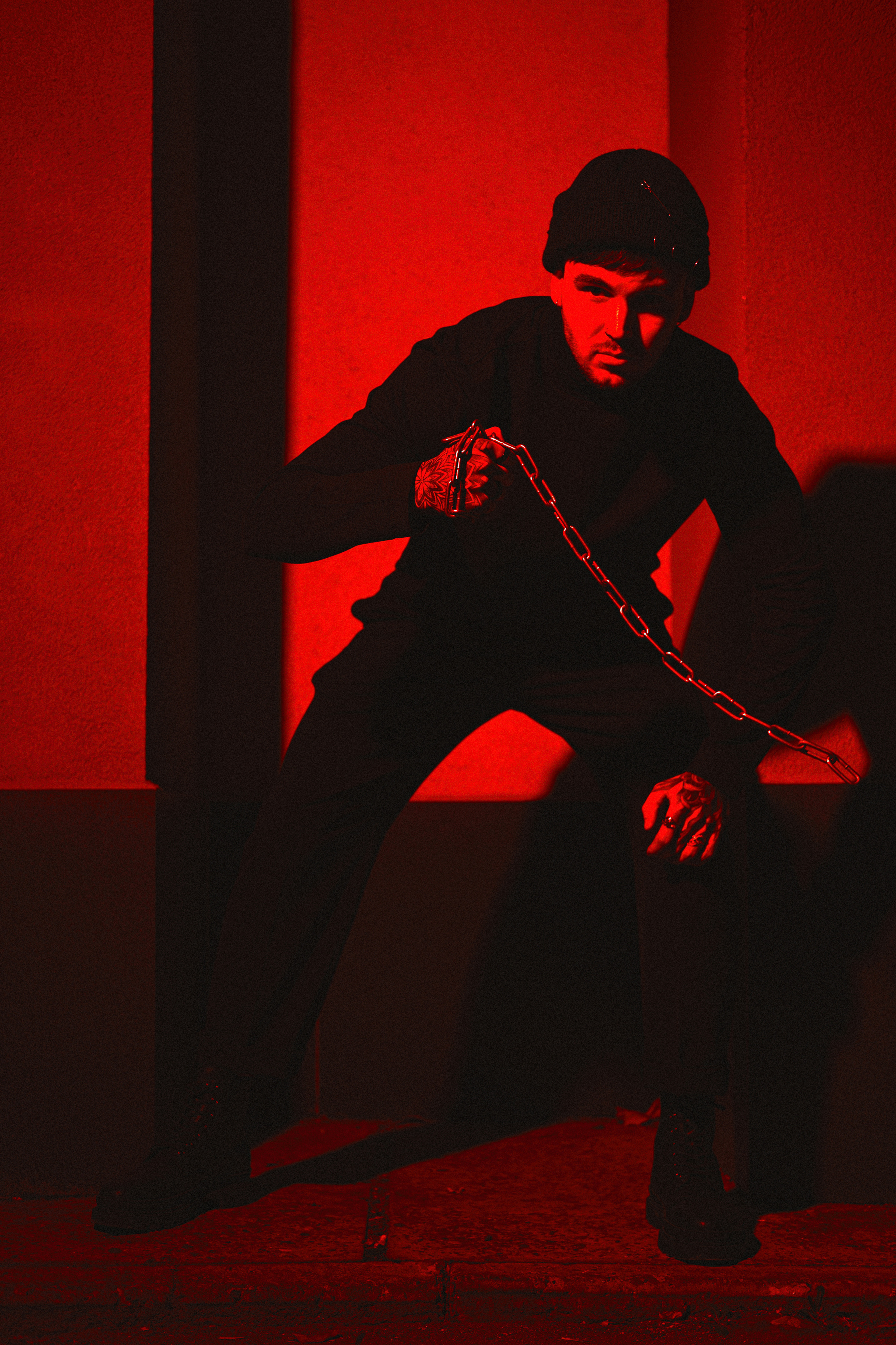 Фотопроект "Пацанские истории". Лихие 90-е, красный цвет, спортивный стиль, цепи и "карташи" - все это навеяно опасными лихими девяностыми.