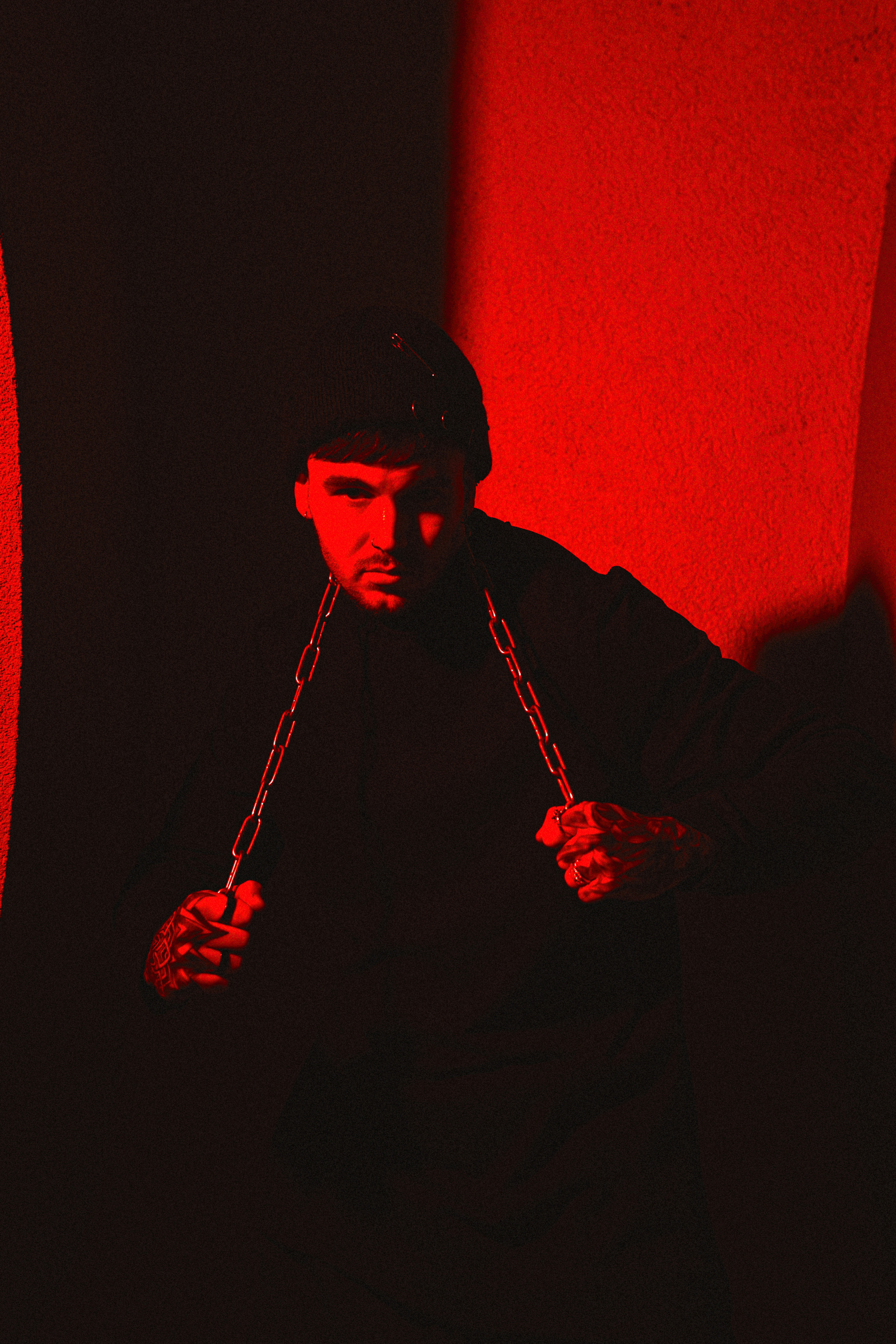 Фотопроект "Пацанские истории". Лихие 90-е, красный цвет, спортивный стиль, цепи и "карташи" - все это навеяно опасными лихими девяностыми.