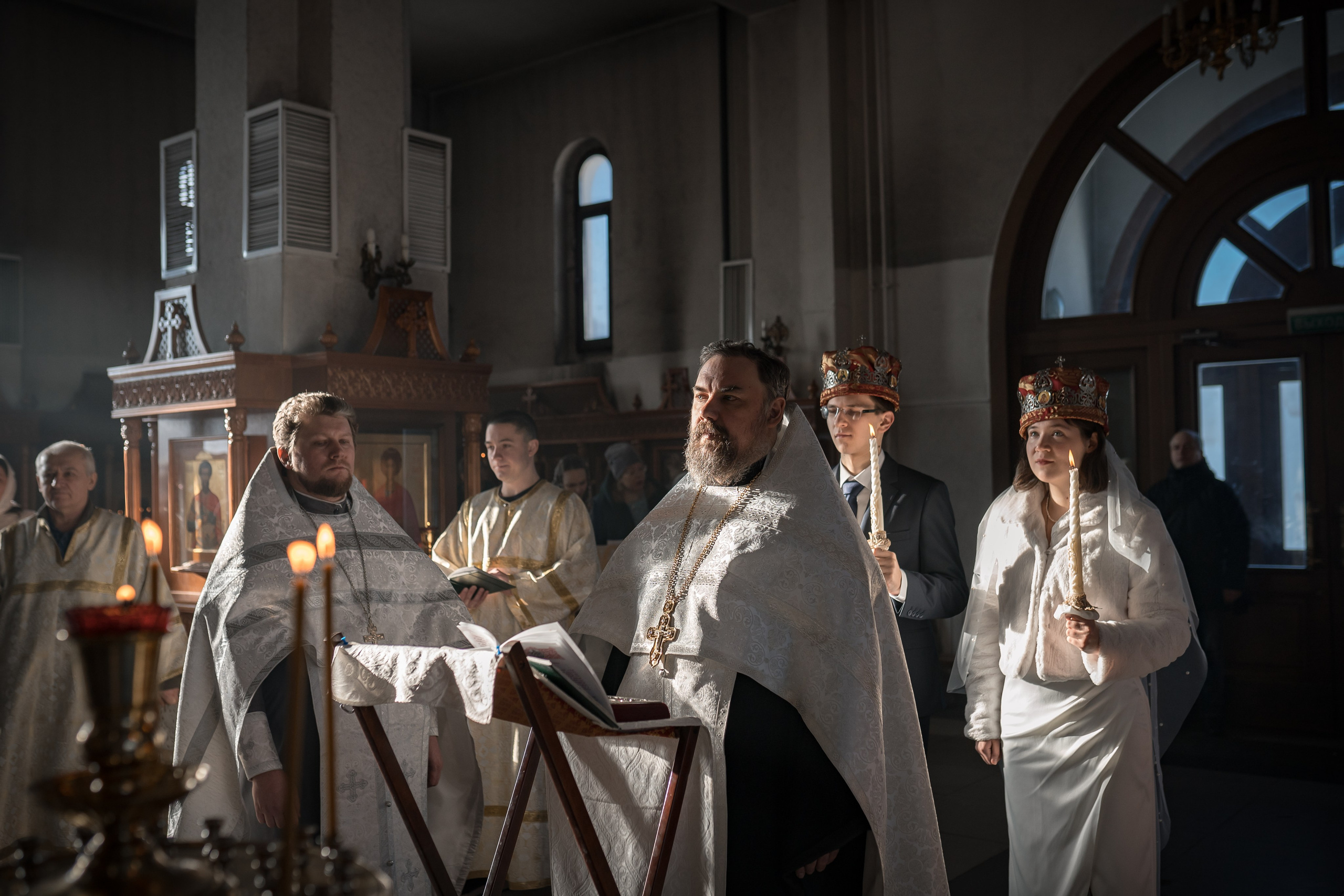 крещение венчание фотограф на венчание фотограф на крещение невеста свадьба обручальное кольцо медовый месяц православие венчание молодожены