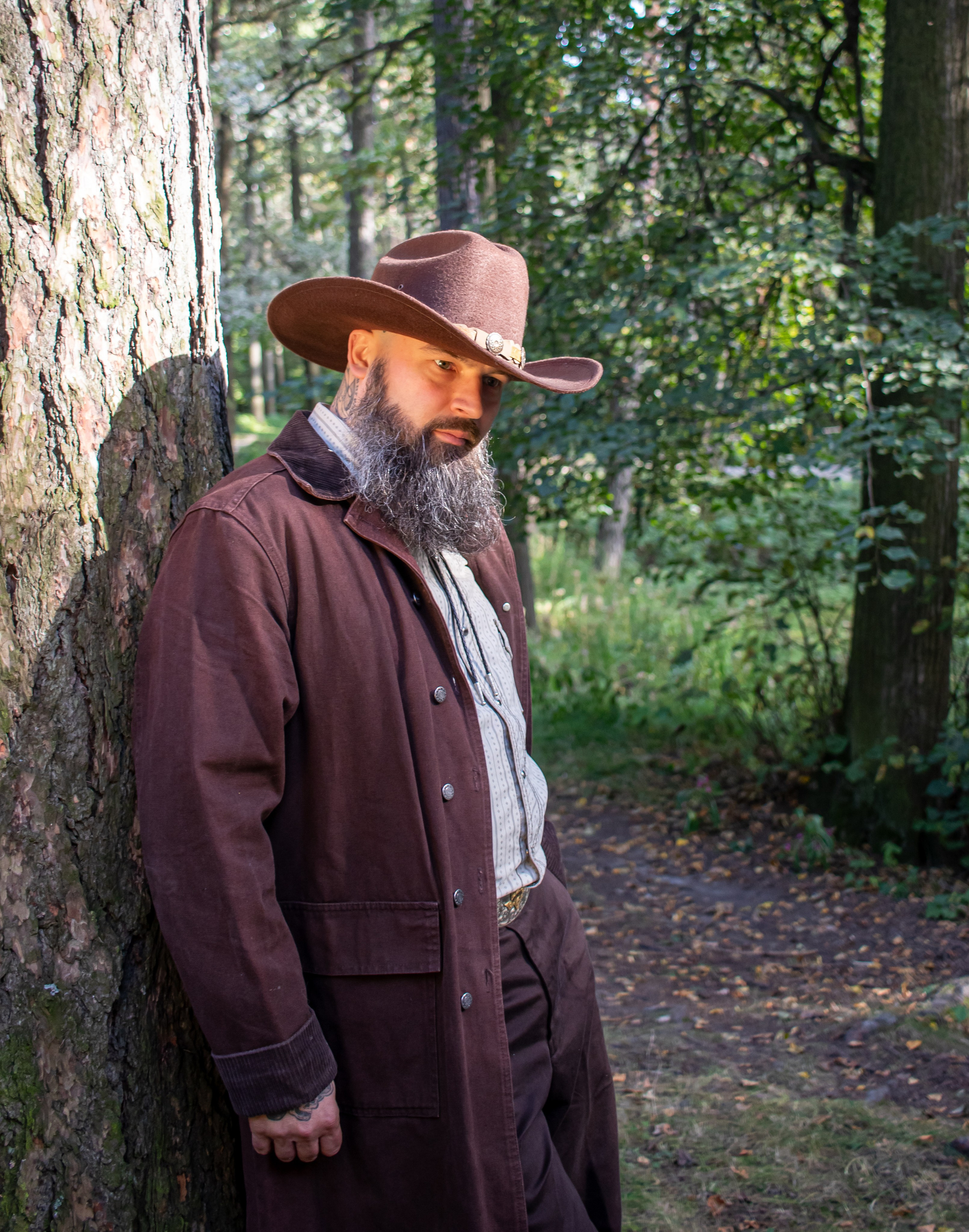 Лесной портрет мужчины с бородой — фотограф Москва