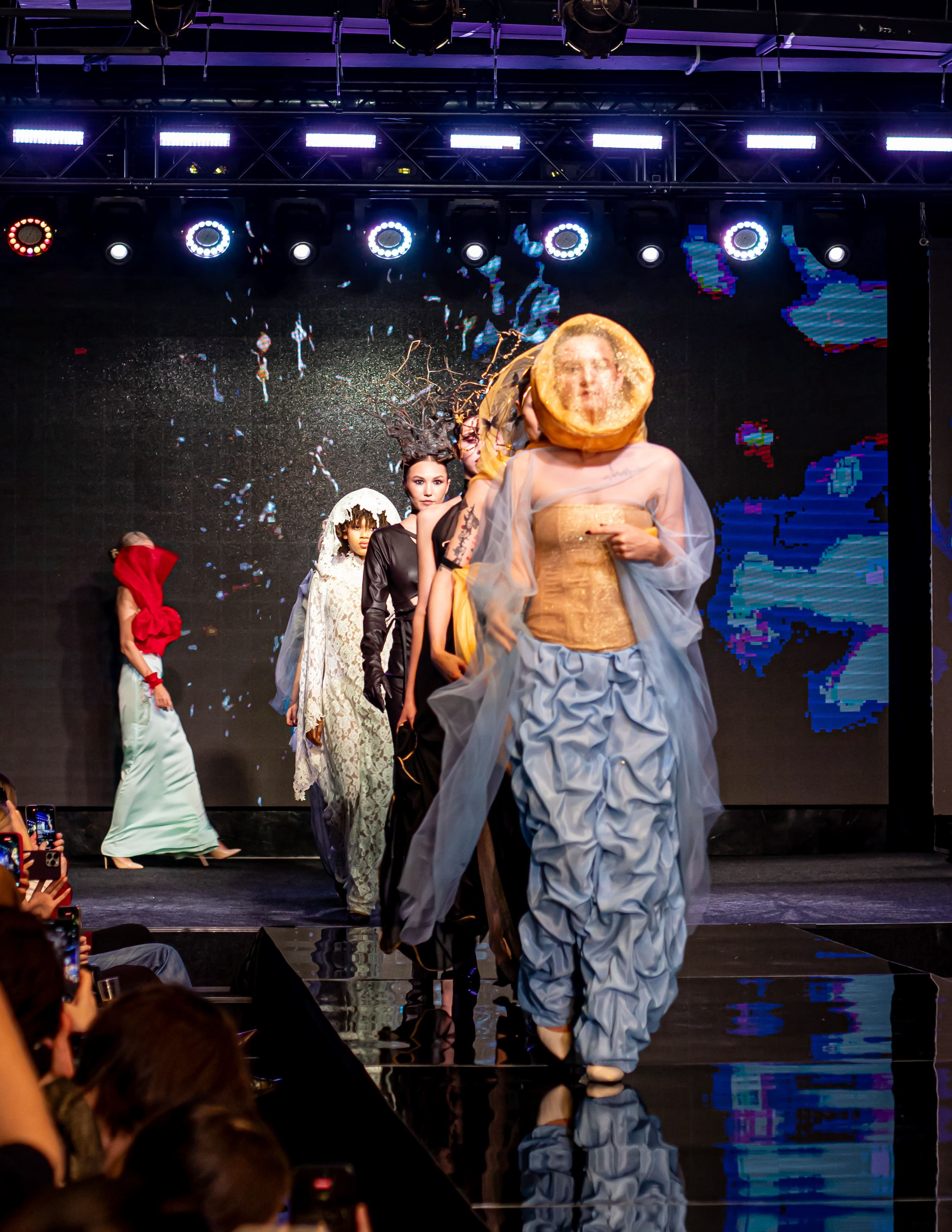 участницы на подиуме фестиваля «Модная волна» — репортажная съёмка мероприятия