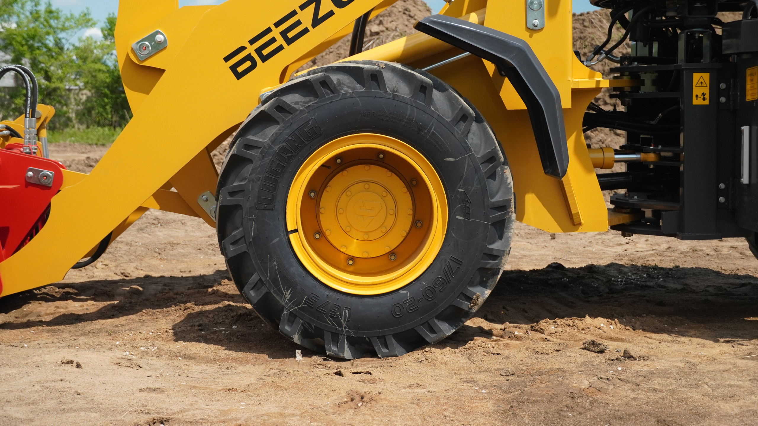 Фото фронт.погр. Beezone 920. Продажа и обслуживание грузовой техники и спецтехники в г. Новосибирск компания СТИ