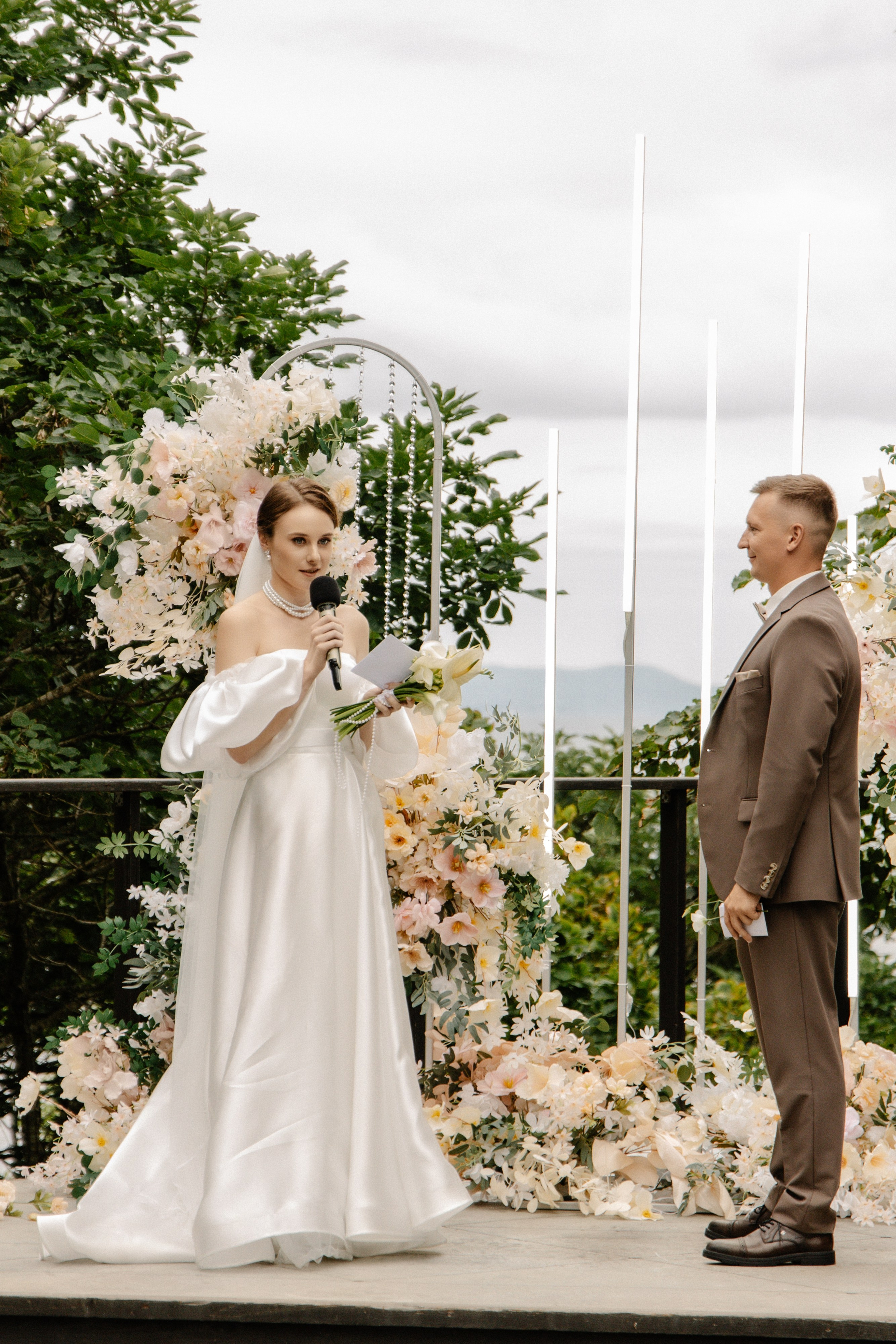 Я создаю профессиональные фотографии, которые сохраняют эмоции, детали и атмосферу вашего праздника. Свадебный фотограф во Владивостоке