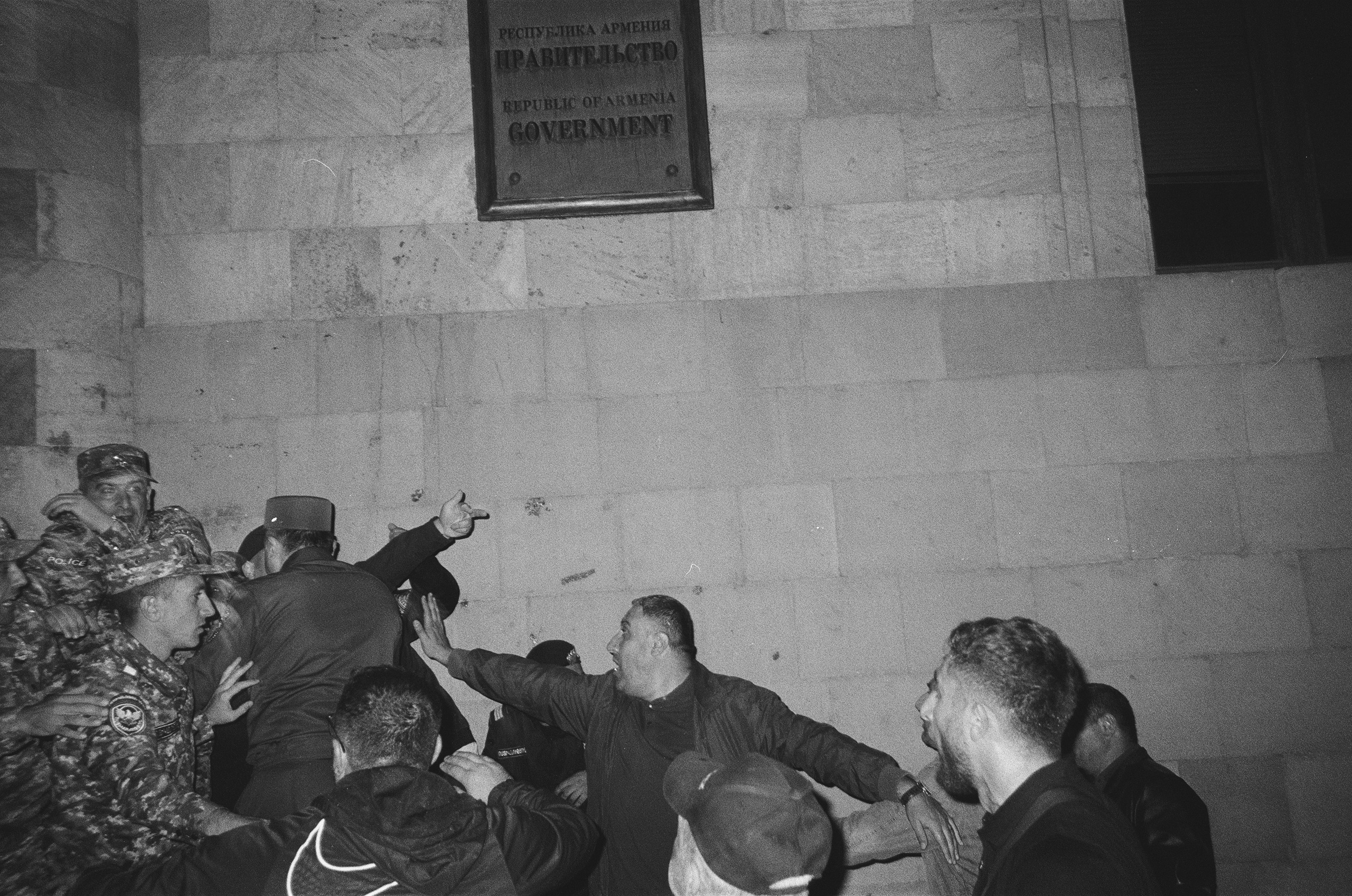 The protesters are clashing with the police near the government building