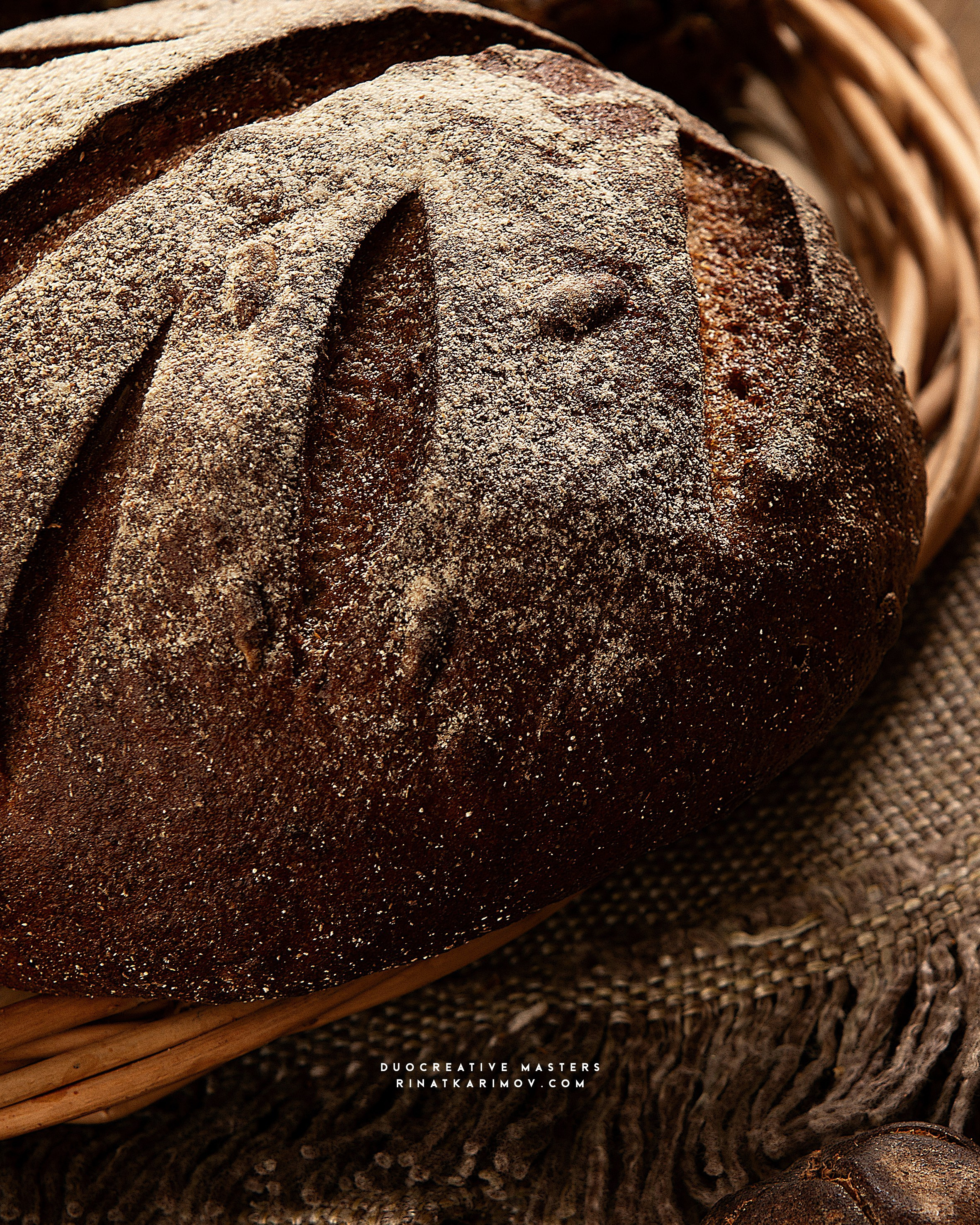 Ржаной хлеб в корзине, фоновая сервировка под домашнюю пекарню