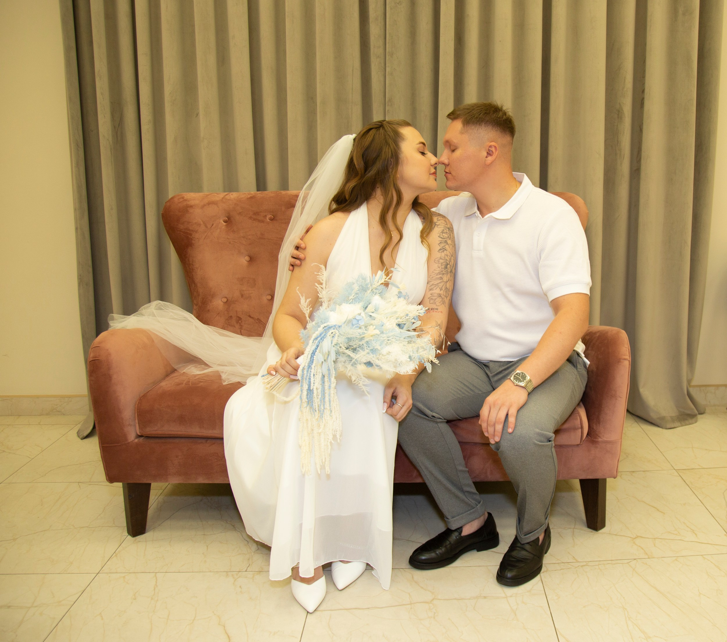 Свадебная фотосессия в ЗАГСе Савёловском Москве для Юлии и Игоря. Фотосессия в студии в Москве от профессионального фотографа услуги по доступным ценам