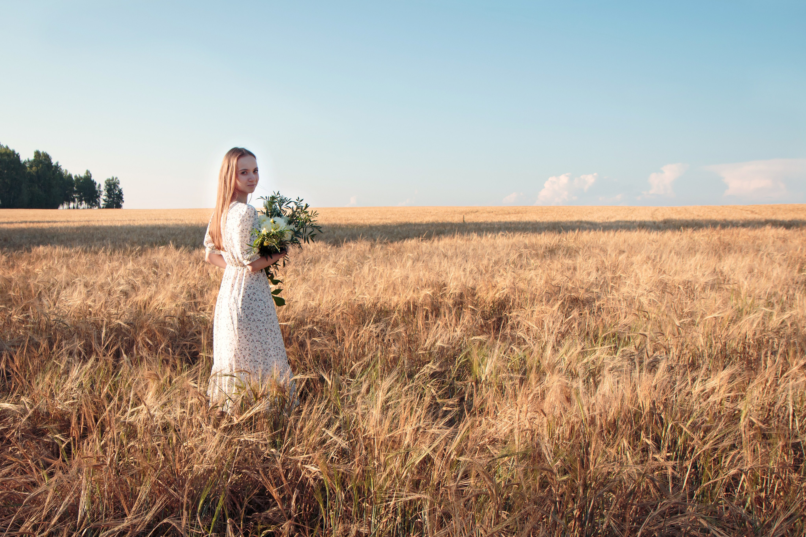 Фотосессия в поле. Фотограф в Шелехове, лучшие выпускные альбомы в Шелехове