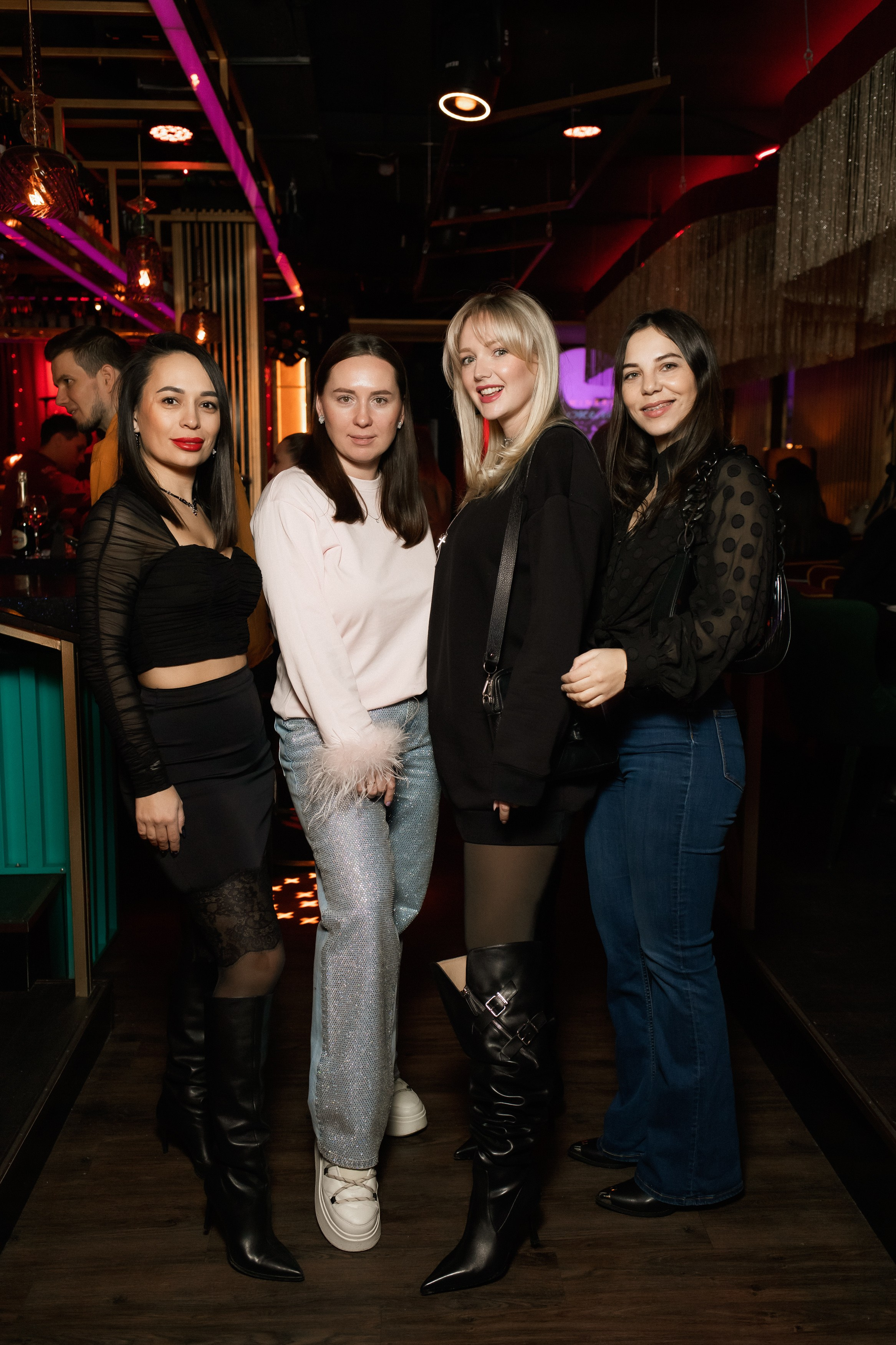 YANA URBAN: сольный концерт в «Анжелика Wineroom». СВОИ. ФОТООТЧЕТЫ-СОБЫТИЯ-МЕСТА