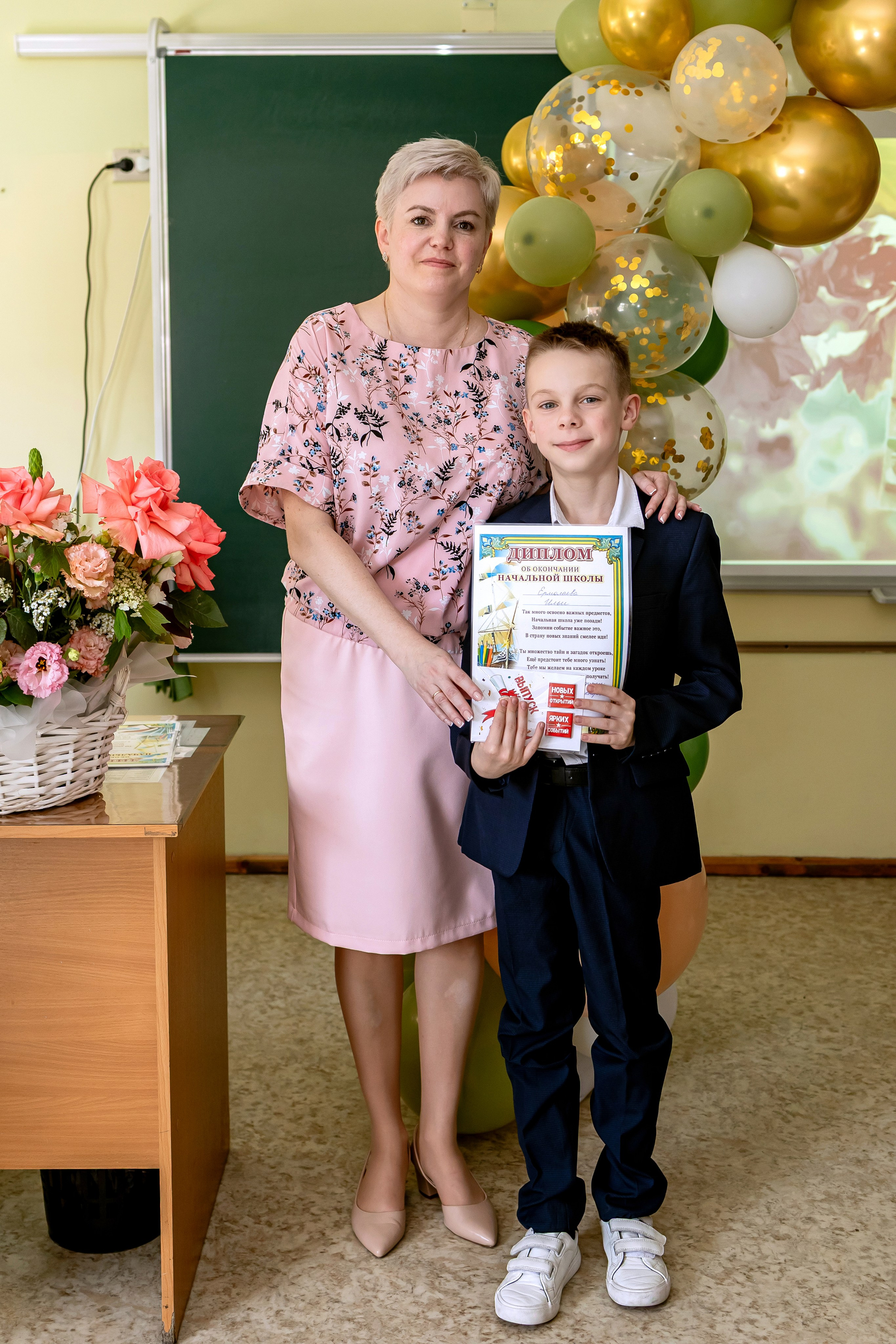 Выпускной в начальной школе в классе. Фотограф и видеограф Москва. Свадебный фотограф, видеограф. Выпускные альбомы. Оживающие альбомы