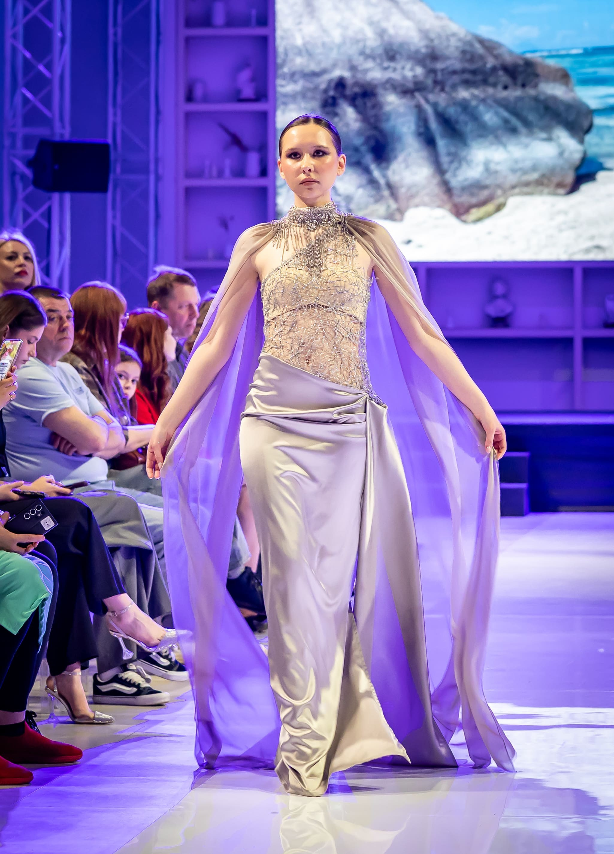 Модель в светлом вечернем платье с накидкой, показ коллекции, Москва, фотограф Карасёва Елена
