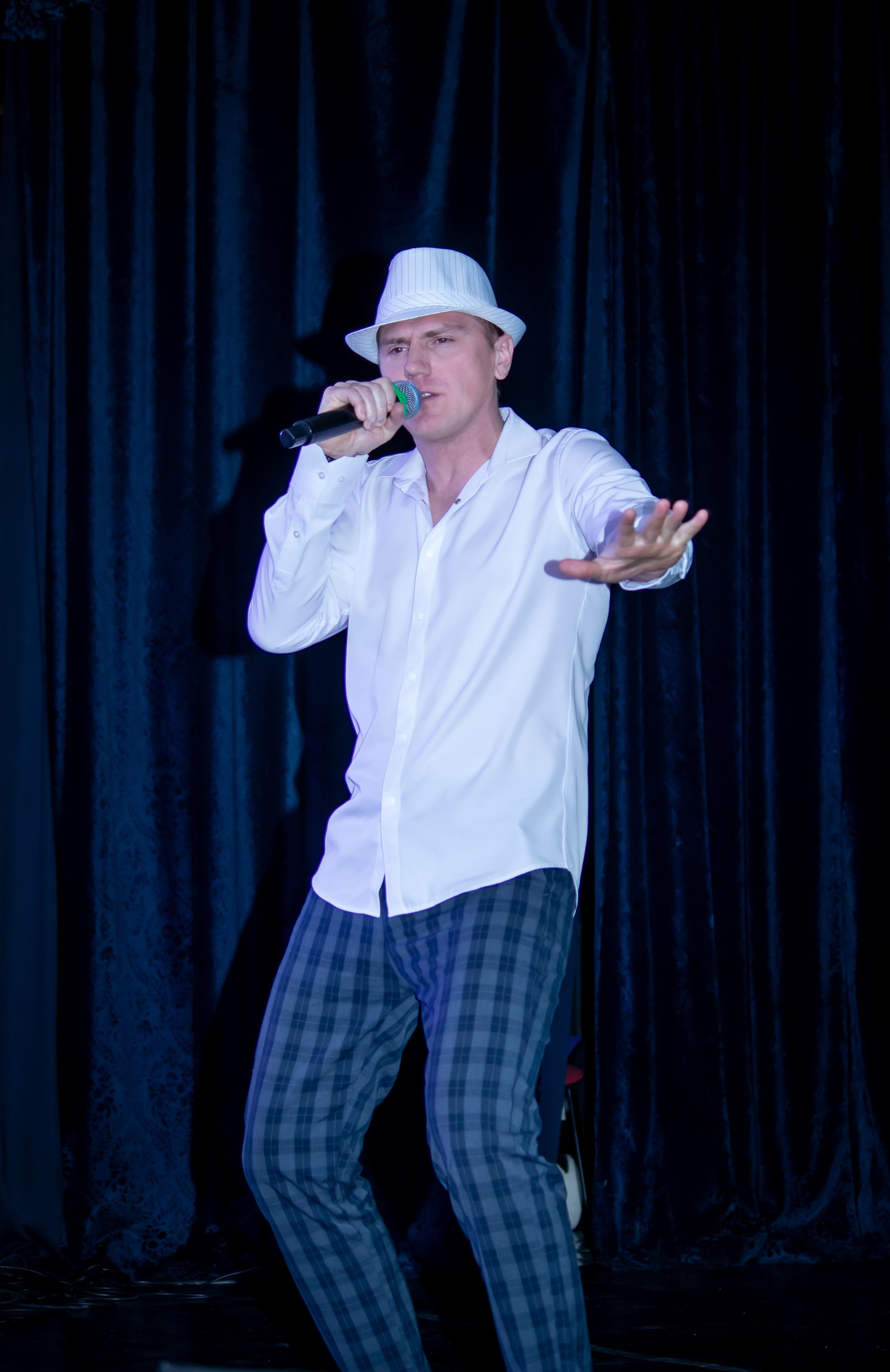 Сольное выступление артиста на концерте Радио «Птица» — сценическая репортажная съёмка в Москве, Карасёва Елена