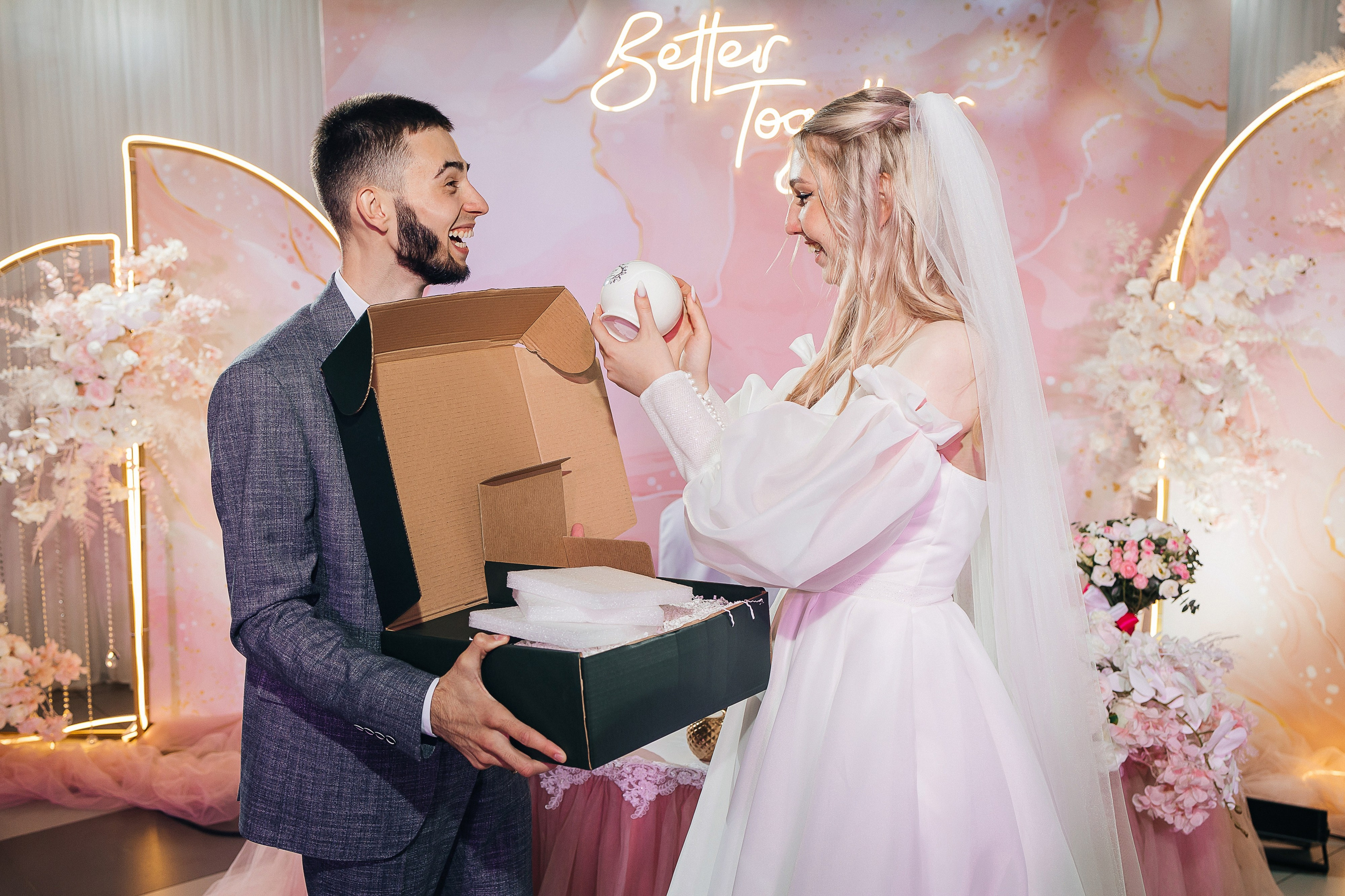 Чувственная первая встреча пары в отеле. Олег Сверчков | Свадебный фотограф Вологда