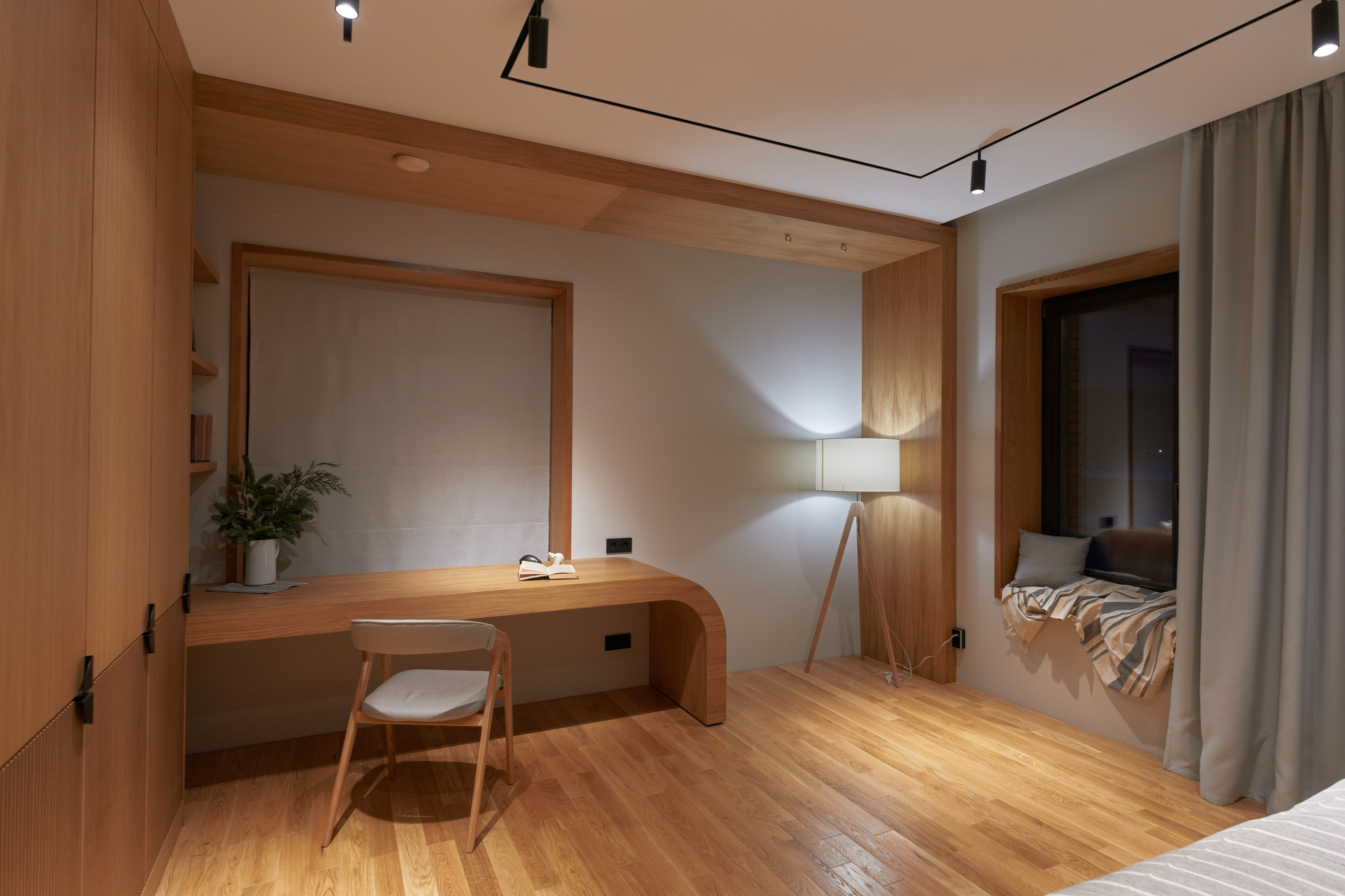 Сложное — возможное: радиусный стол с единой текстурой. DRVO — мебельное производство полного цикла