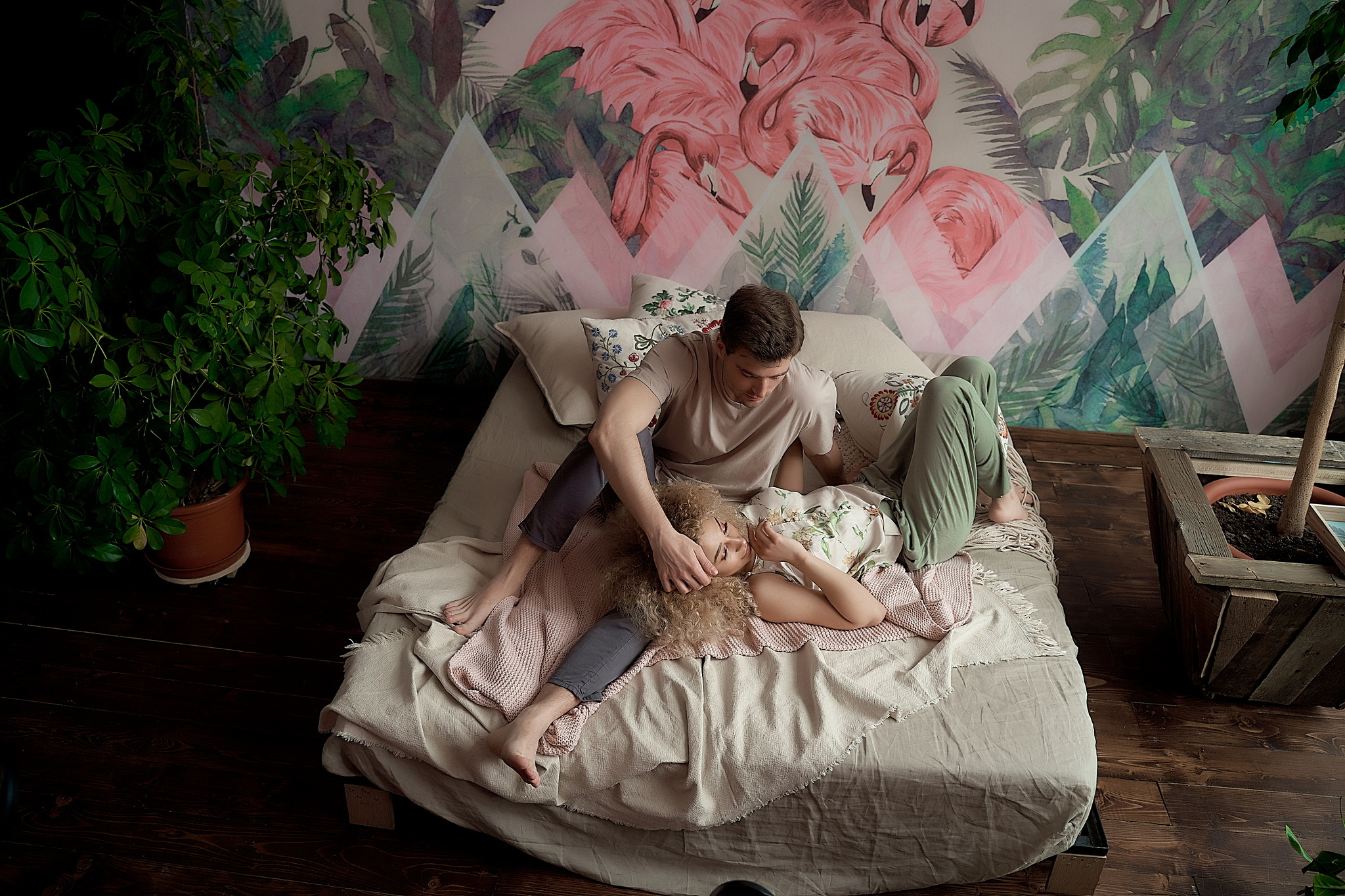 вид сверху на кровать на которой молодожены валяются и мило беседуют Утро невесты. Свадебный фотограф Сергей Гаварос. Москва