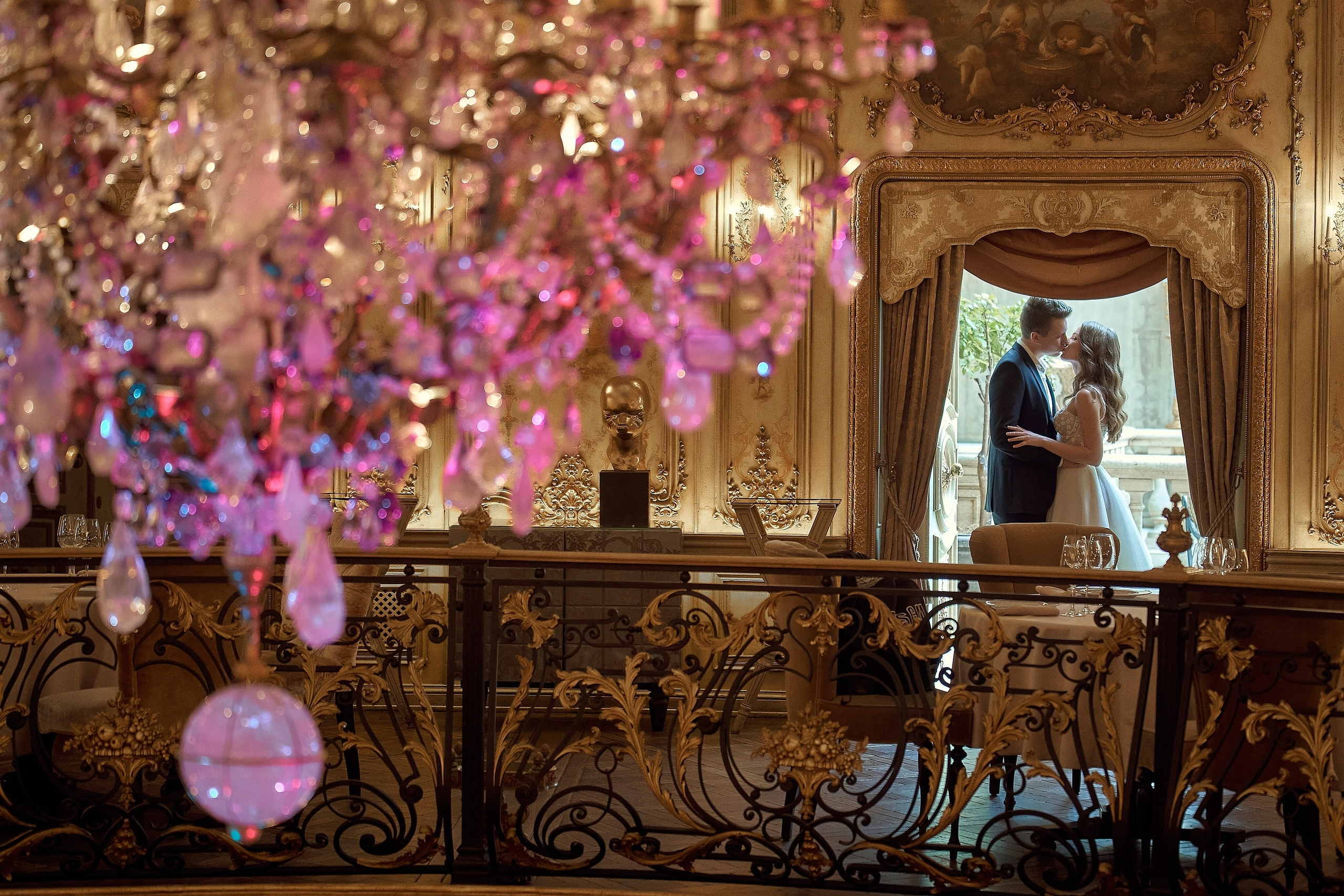 Силуэтный портрет молодоженов Свадебная фотосъемка в  ресторане Турандот. Свадебный фотограф в Москве  Сергей Гаварос. Инстаграм @gavaros