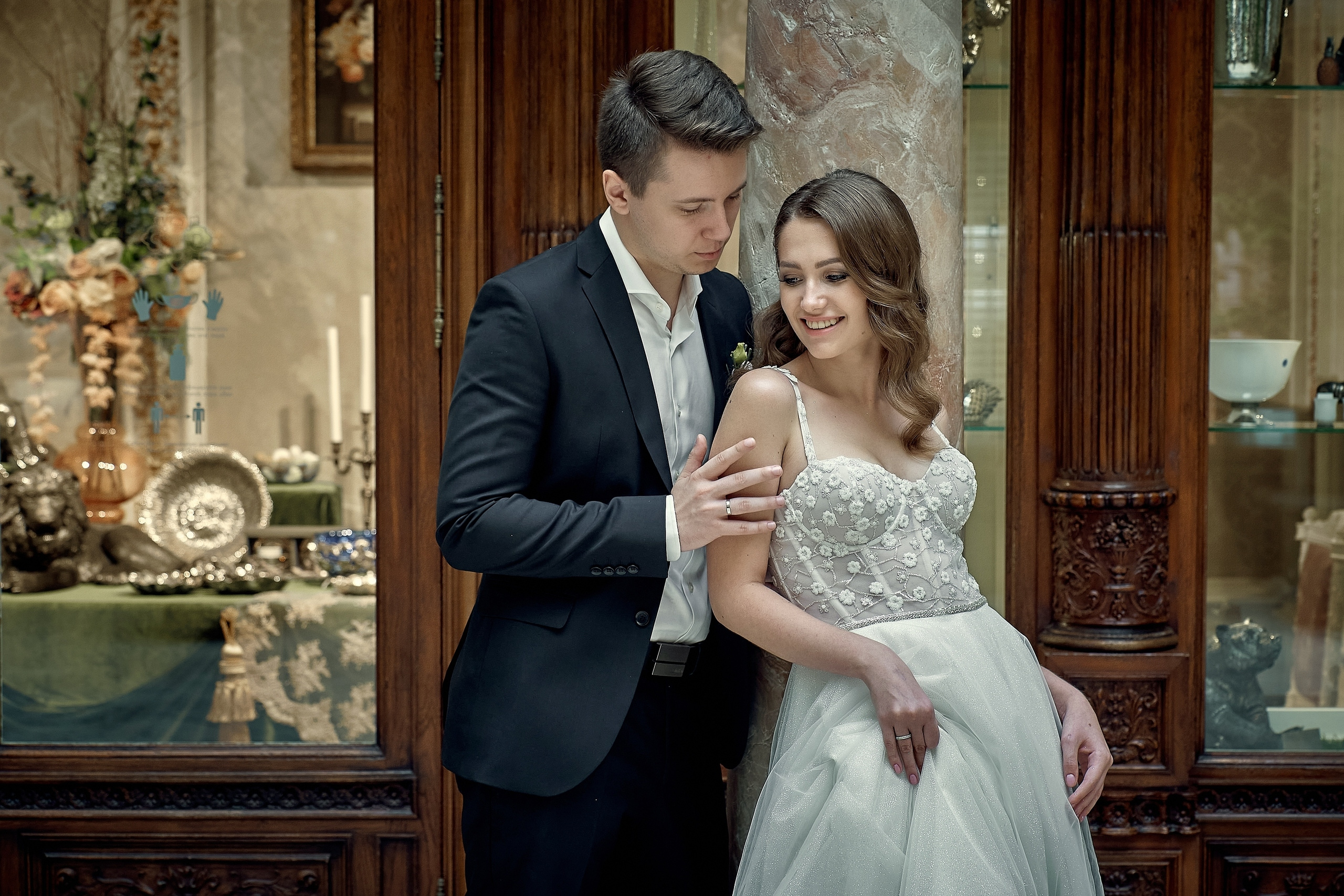 Жених и невеста вместе . Обнимает за плечи. Свадебная фотосъемка в  ресторане Турандот. Свадебный фотограф в Москве  Сергей Гаварос. Инстаграм @gavaros