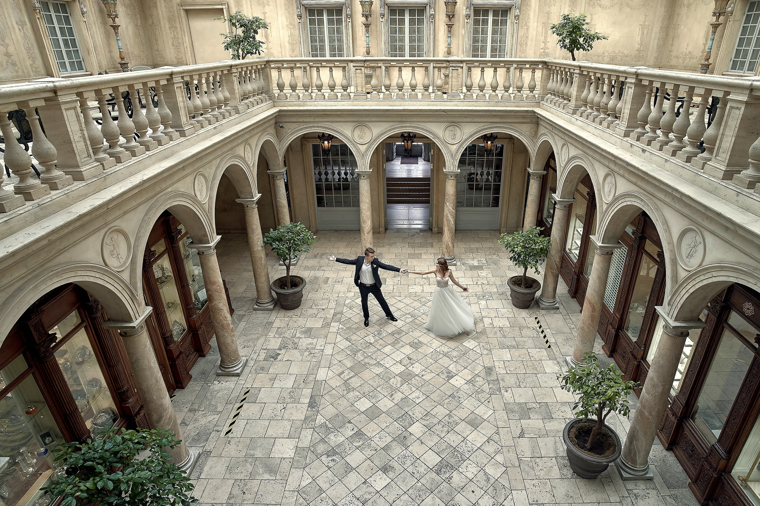 Вид на красивый зал сверху. Молодожены танцуют. Свадебная фотосъемка в  ресторане Турандот. Свадебный фотограф в Москве  Сергей Гаварос. Инстаграм @gavaros