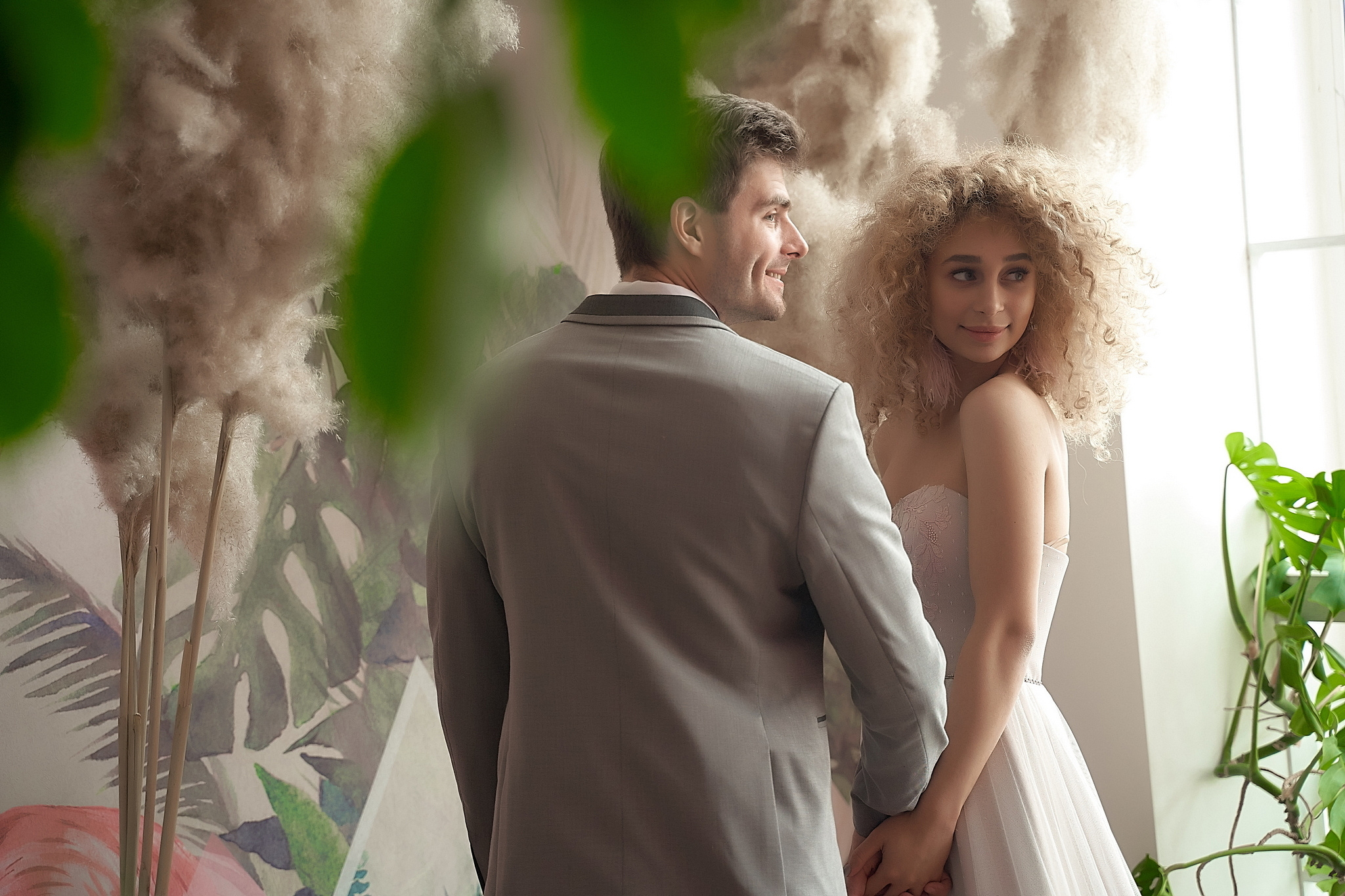 Жених и невеста обернулись и смотрят в кадрУтро жениха и невесты. Свадебный фотограф Сергей Гаварос. Москва +792566963199