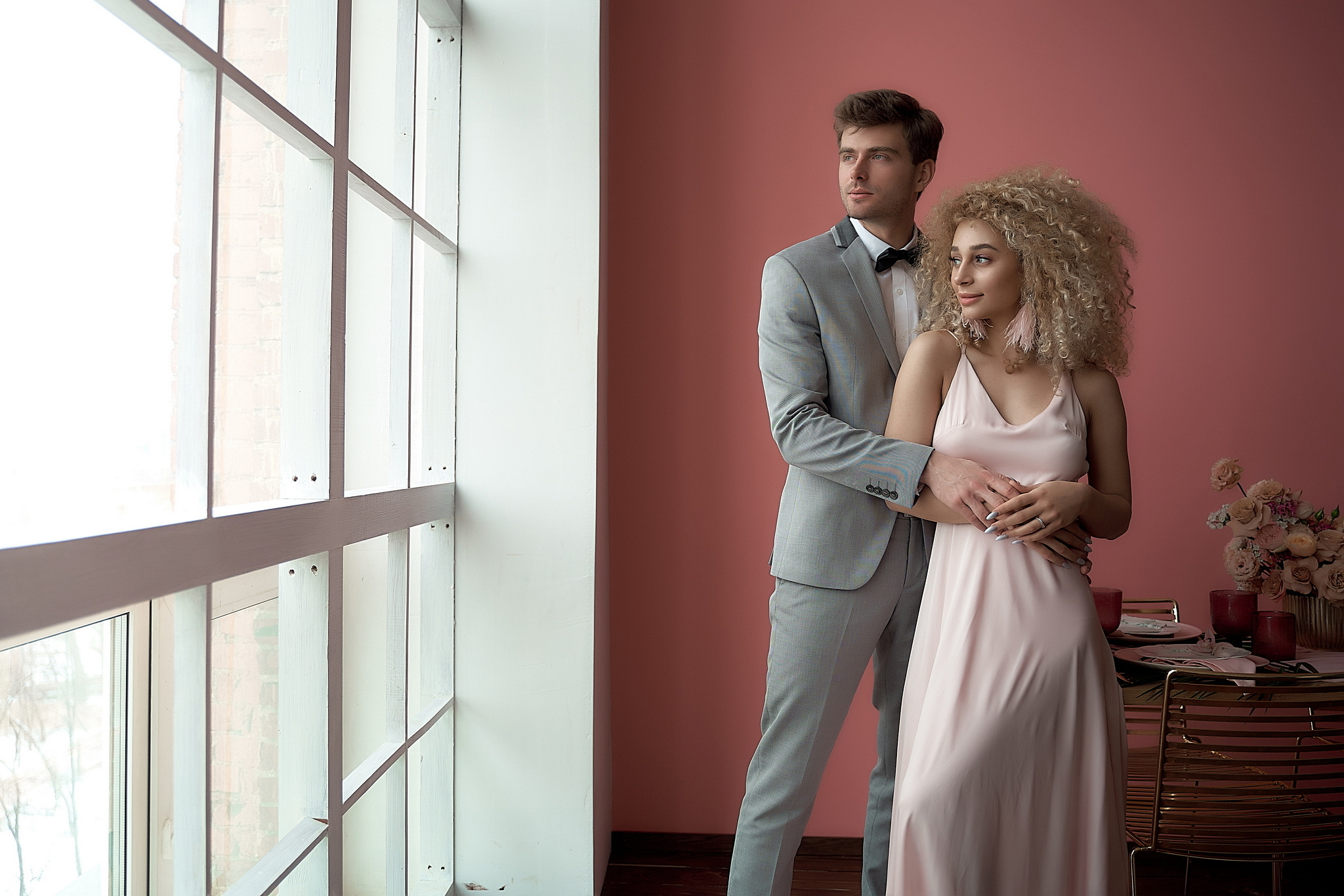 молодожены обнявшись стоят у окна Утро жениха и невесты. Свадебный фотограф Сергей Гаварос. Москва +792566963199