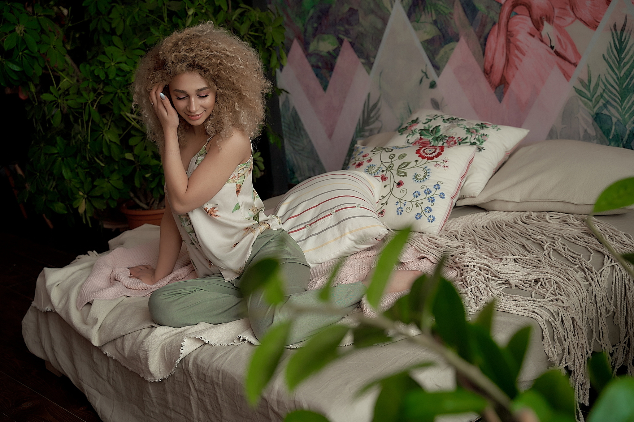 Невеста сидит на кровати в пижаме .Утро невесты. Свадебный фотограф Сергей Гаварос. Москва