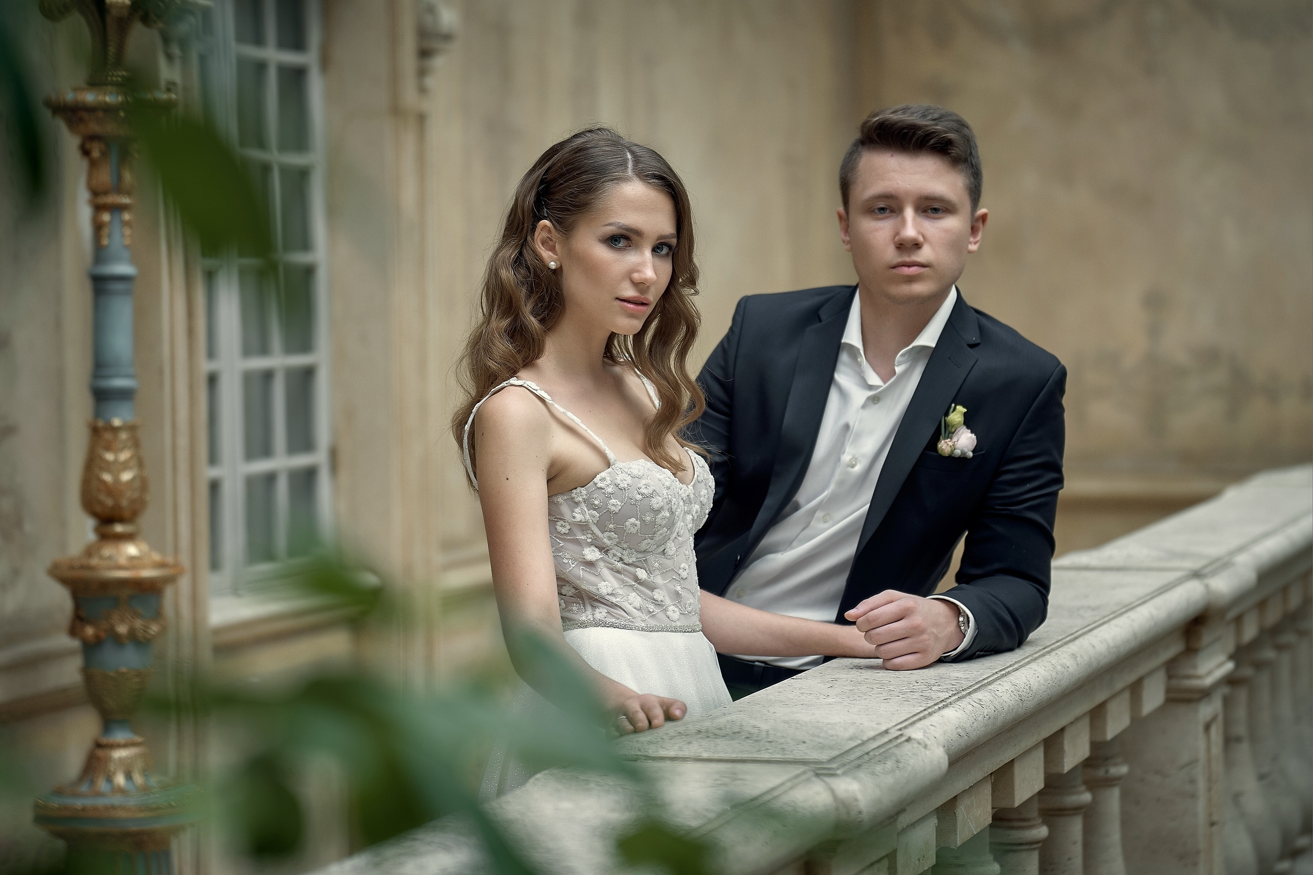 Молодожены позируют Свадебная фотосъемка в  ресторане Турандот. Свадебный фотограф в Москве  Сергей Гаварос. Инстаграм @gavaros