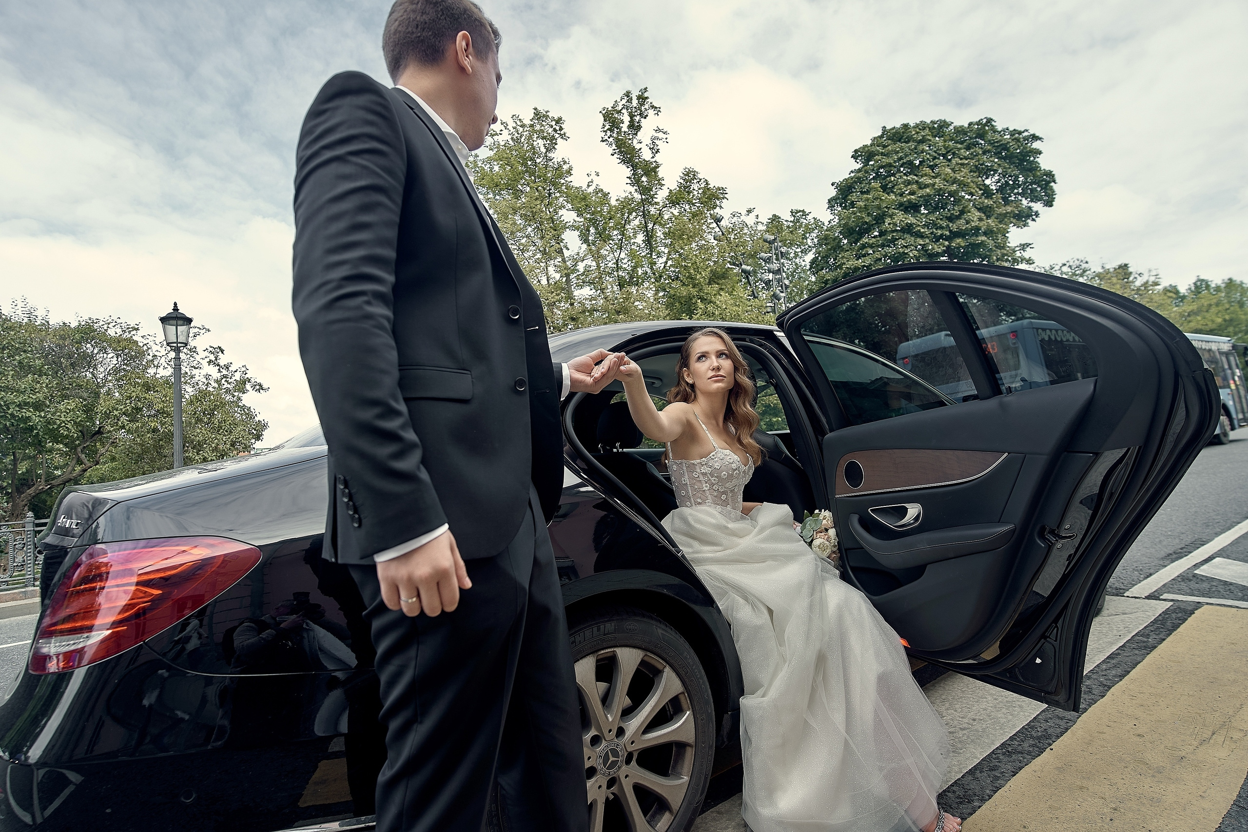 жених помогает выйти невесте из машины Свадебная фотосъемка в автомобиле. Свадебный фотограф в Москве  Сергей Гаварос. Инстаграм @gavaros