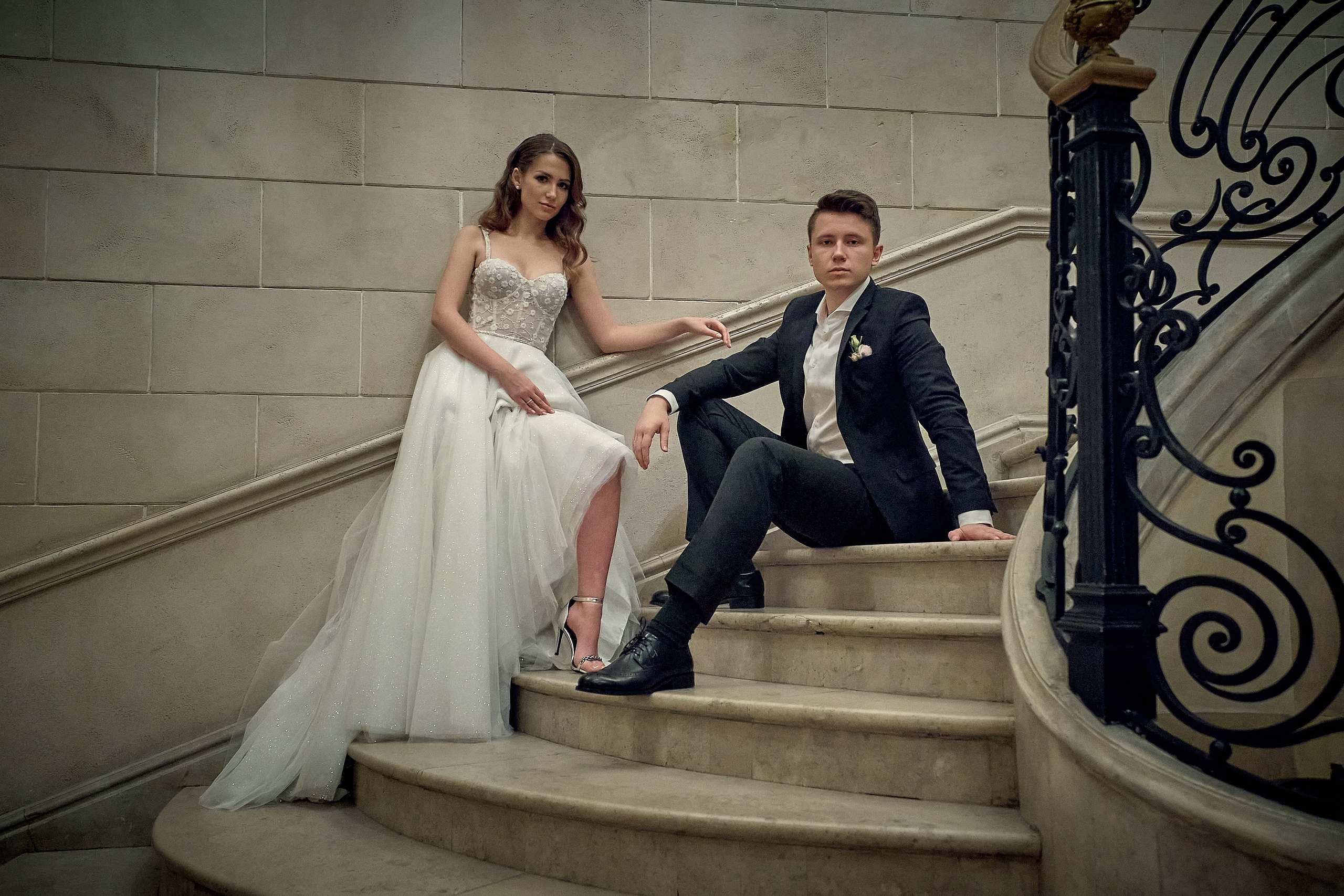 Жених и невеста сидят на лестнице. Свадебная фотосъемка в  ресторане Турандот. Свадебный фотограф в Москве  Сергей Гаварос. Инстаграм @gavaros