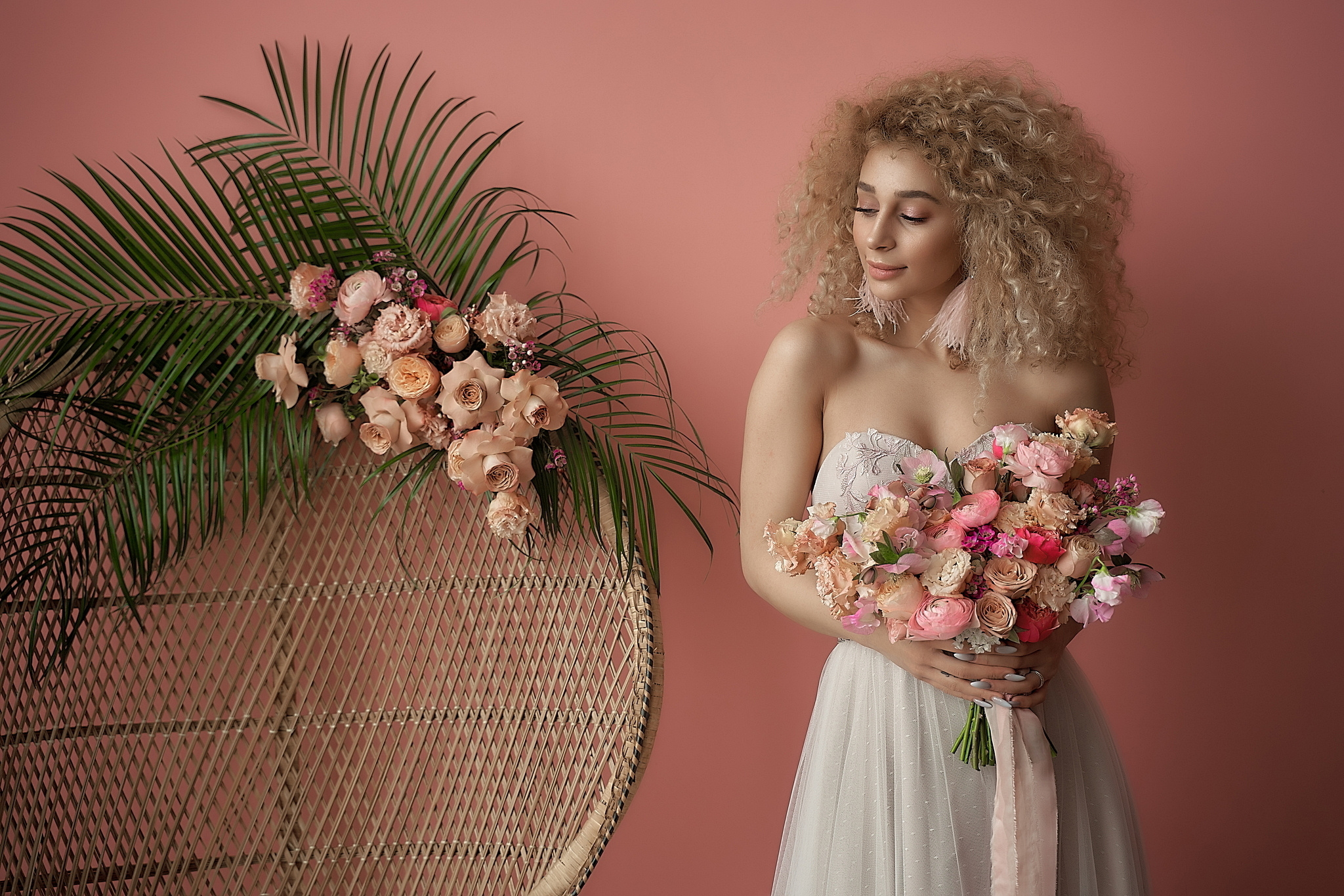 Невеста стоит с букетом в руках возле плетеного кресла  Утро невесты. Портрет невесты в розовых тонах. Свадебный фотограф Сергей Гаварос. Москва +792566963199