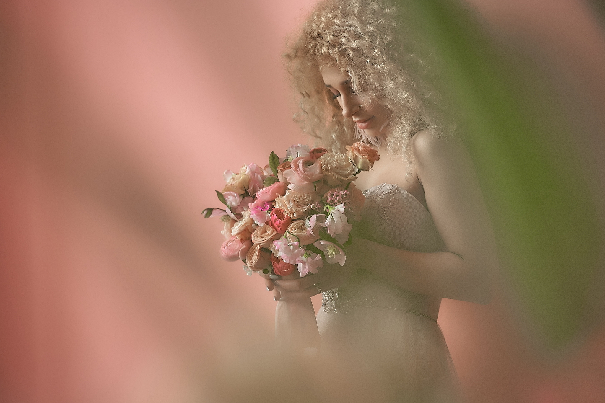 невеста с букетом в руках на розовом фоне Утро невесты. Портрет невесты в розовых тонах. Свадебный фотограф Сергей Гаварос. Москва +792566963199