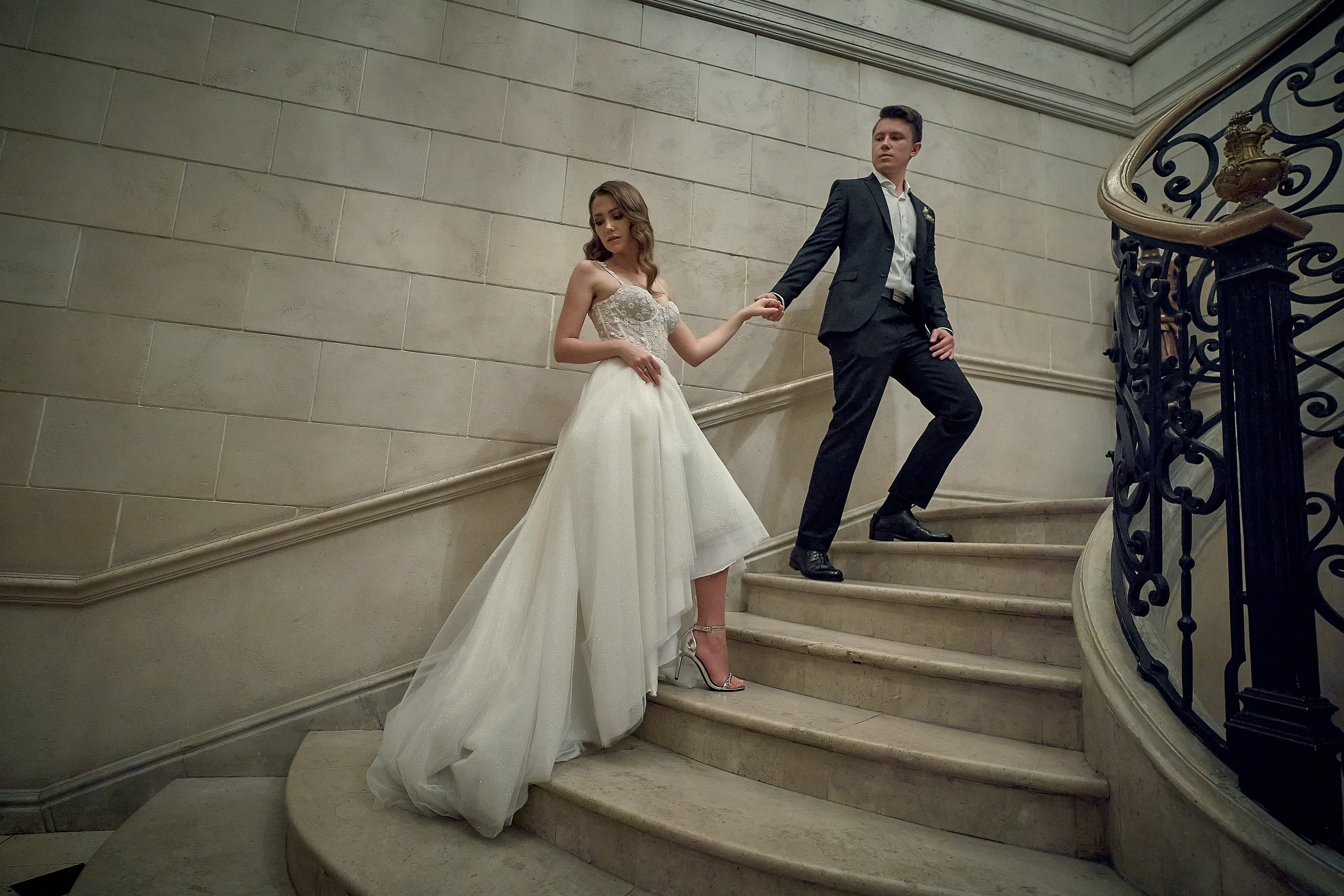Невеста и жених поднимаются по лестнице. Свадебная фотосъемка в  ресторане Турандот. Свадебный фотограф в Москве  Сергей Гаварос. Инстаграм @gavaros