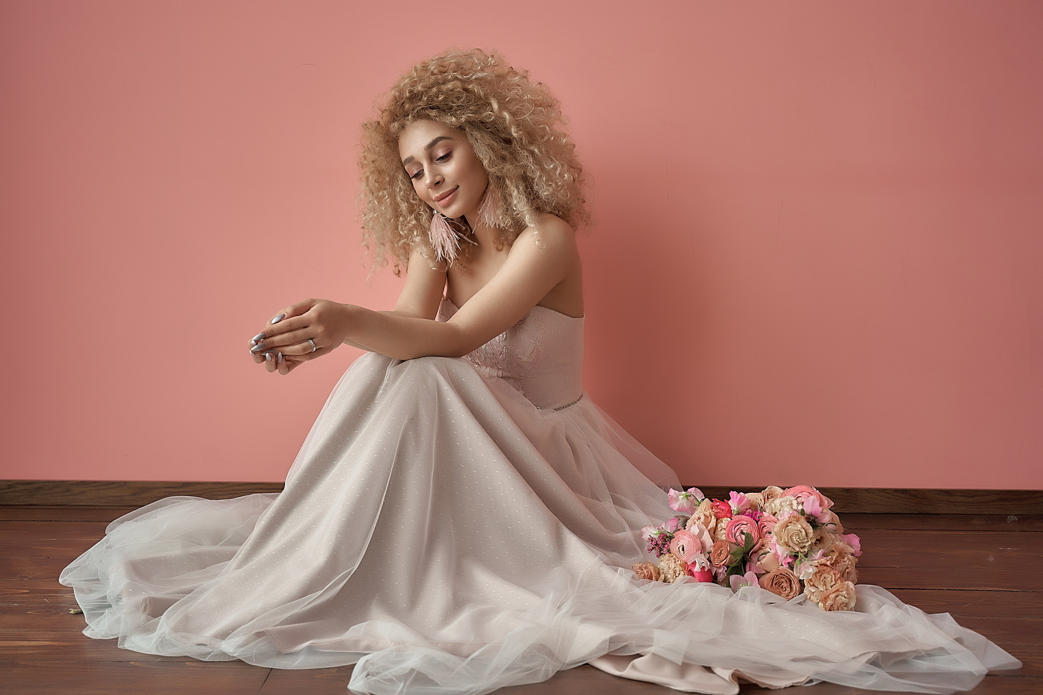 Невеста сидит на полу красиво разложив платье. Утро невесты. Портрет невесты в розовых тонах. Свадебный фотограф Сергей Гаварос. Москва +792566963199