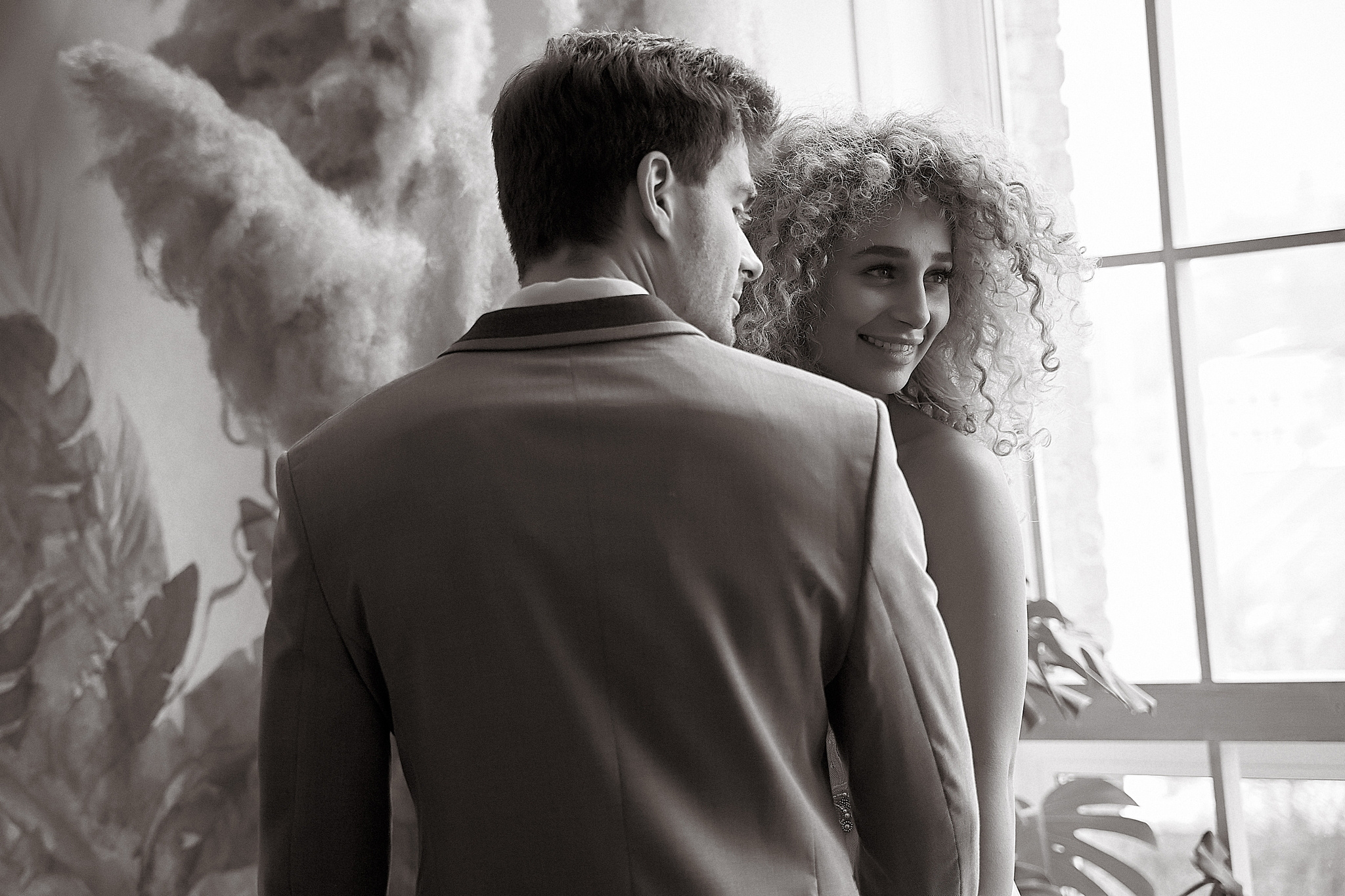 молодожены обернувшись смеются над шуткой Утро жениха и невесты. Свадебный фотограф Сергей Гаварос. Москва +792566963199