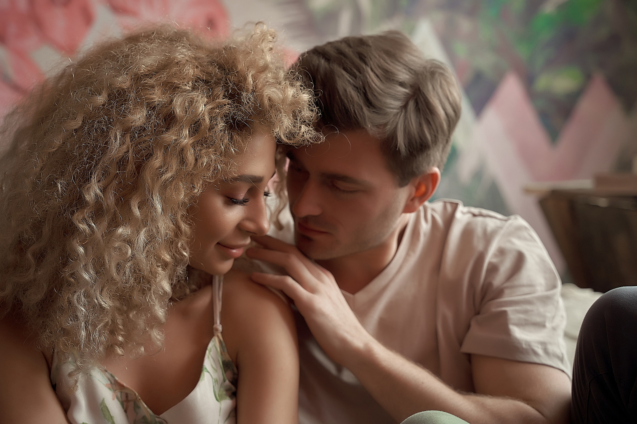 Жених сидя на кровати шепчет невесте ласковые слова Утро невесты. Свадебный фотограф Сергей Гаварос. Москва