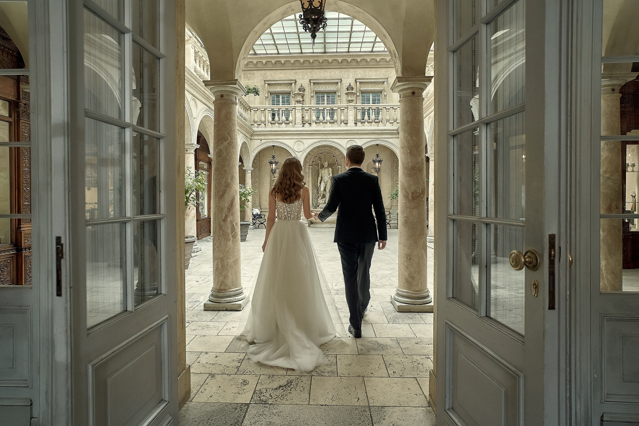 Невеста и жених входят в зал Свадебная фотосъемка в  ресторане Турандот. Свадебный фотограф в Москве  Сергей Гаварос. Инстаграм @gavaros