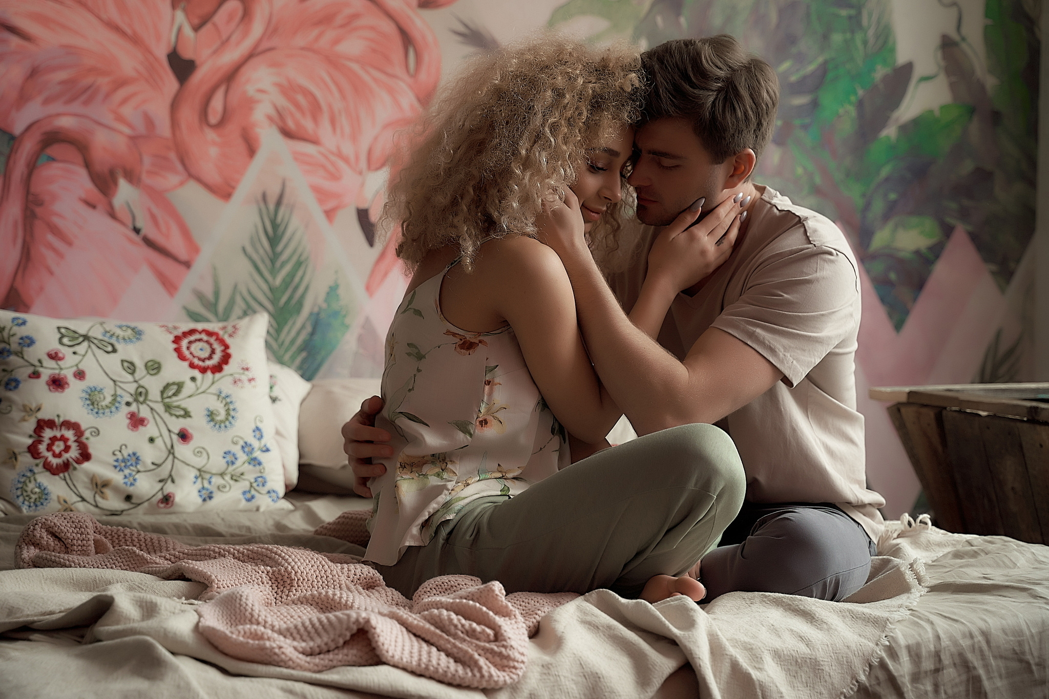 молодожены сидят на кровати лицом клицу  и обнимаются Утро невесты. Свадебный фотограф Сергей Гаварос. Москва