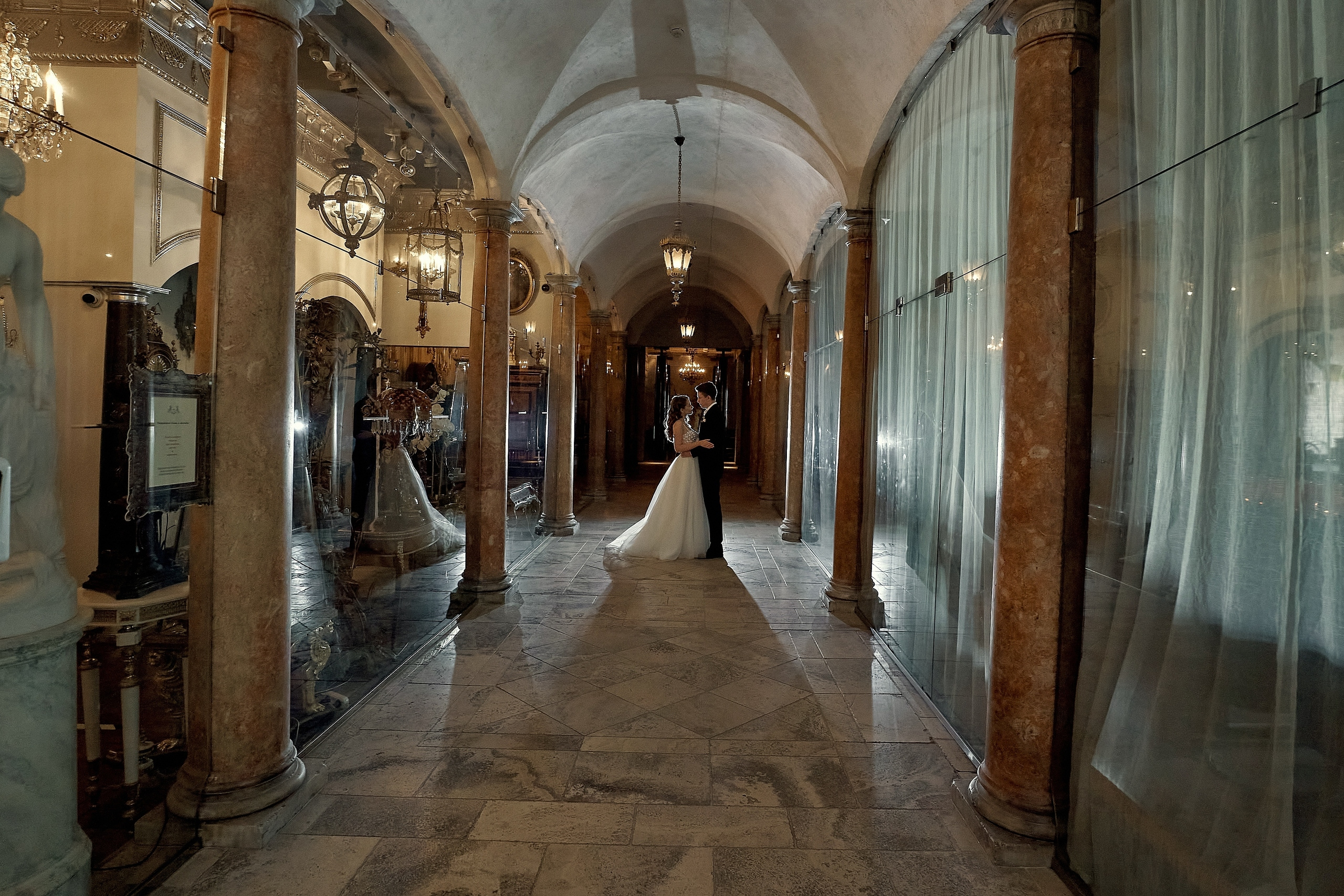 Невеста и жених обнимаются в красивом месте Свадебная фотосъемка в  ресторане Турандот. Свадебный фотограф в Москве  Сергей Гаварос. Инстаграм @gavaros