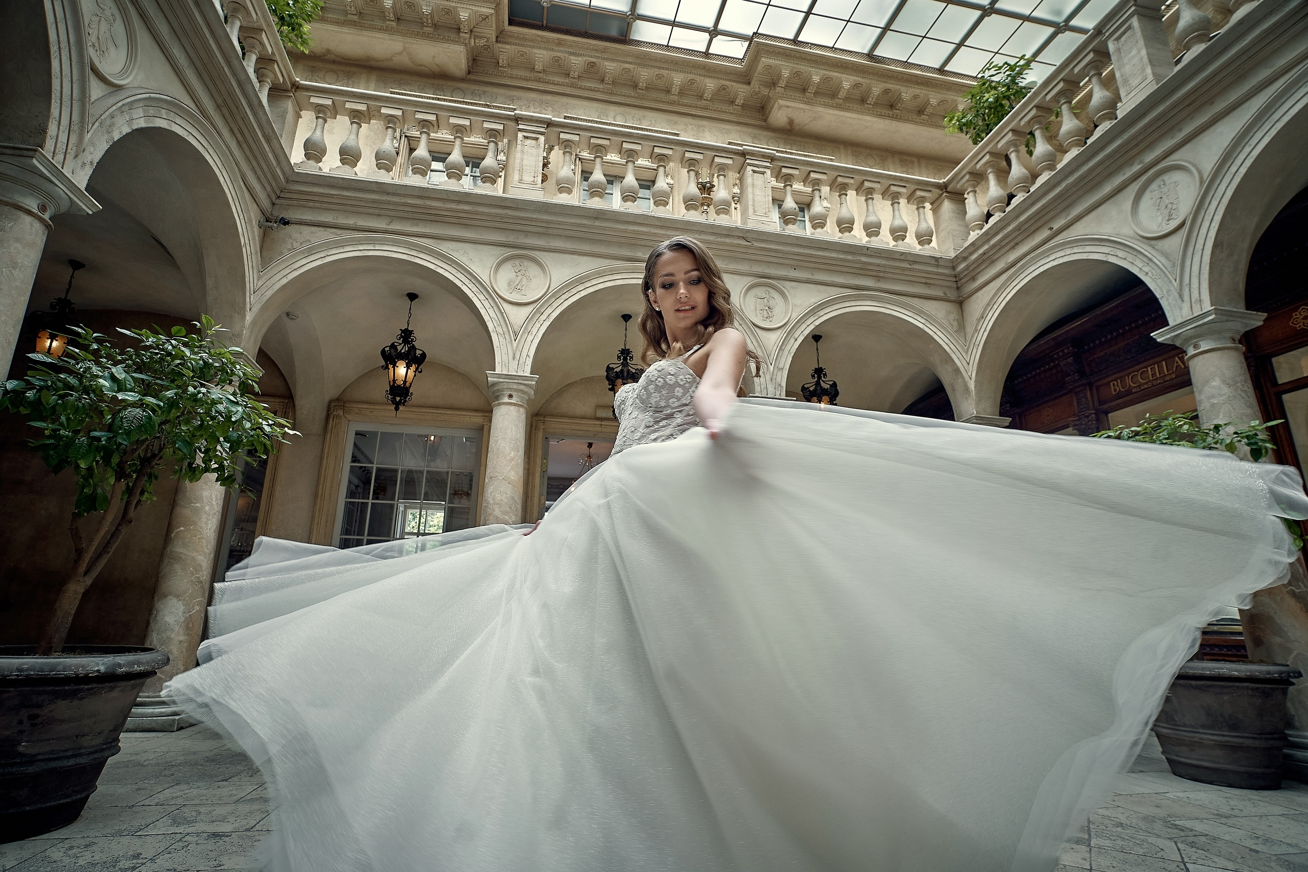 Невеста танцует в красивом платье Свадебная фотосъемка в  ресторане Турандот. Свадебный фотограф в Москве  Сергей Гаварос. Инстаграм @gavaros