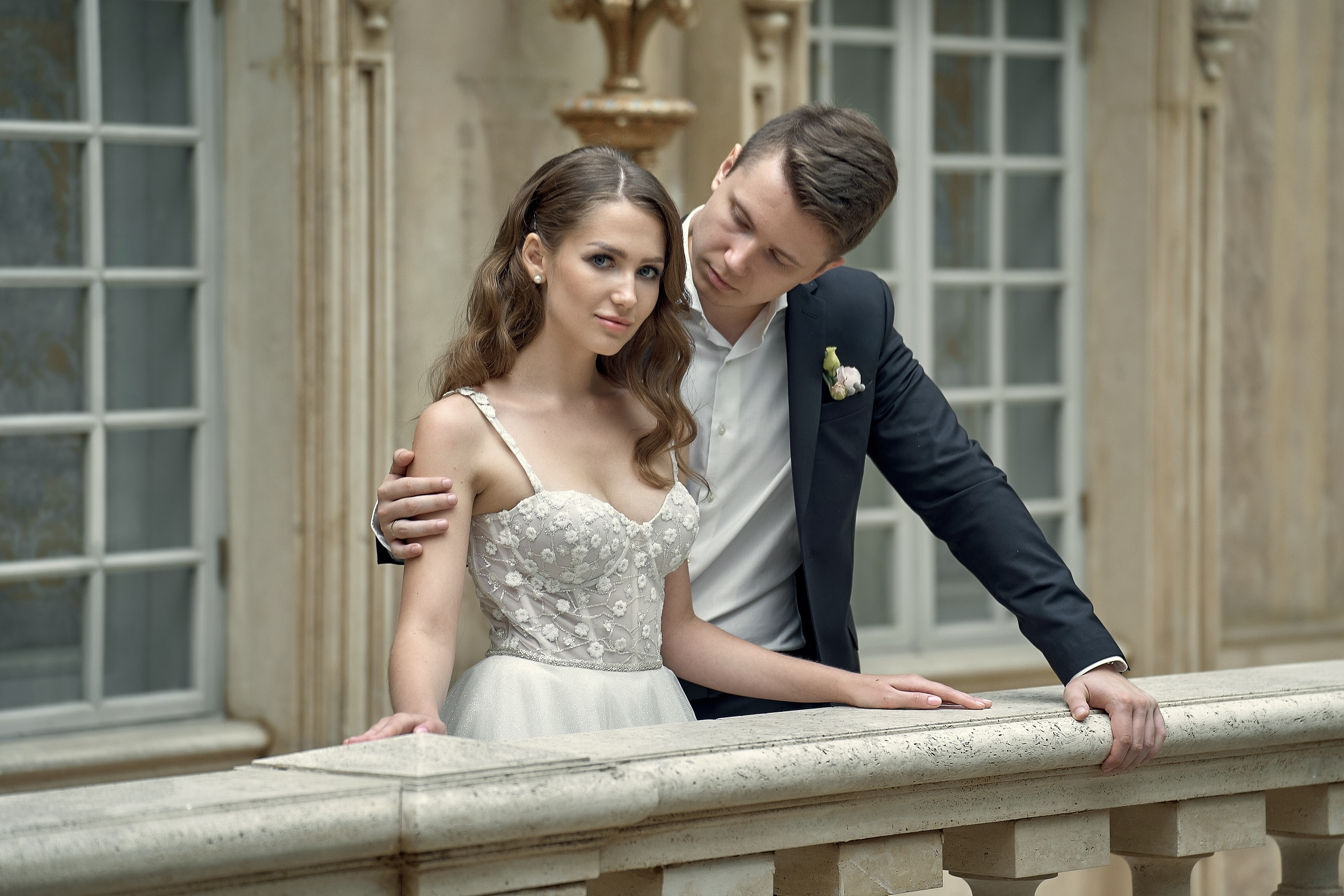 Жених обнимает невесту и смотрит ей в глаза Свадебная фотосъемка в  ресторане Турандот. Свадебный фотограф в Москве  Сергей Гаварос. Инстаграм @gavaros