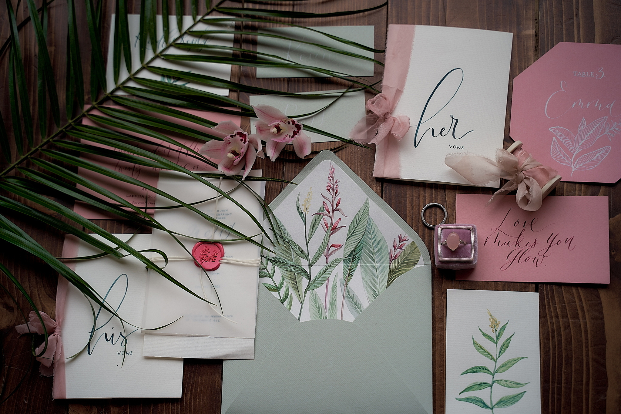 Красивый натюрморт из пригласительных на свадьбу Утро жениха и невесты. Свадебный фотограф Сергей Гаварос. Москва +792566963199