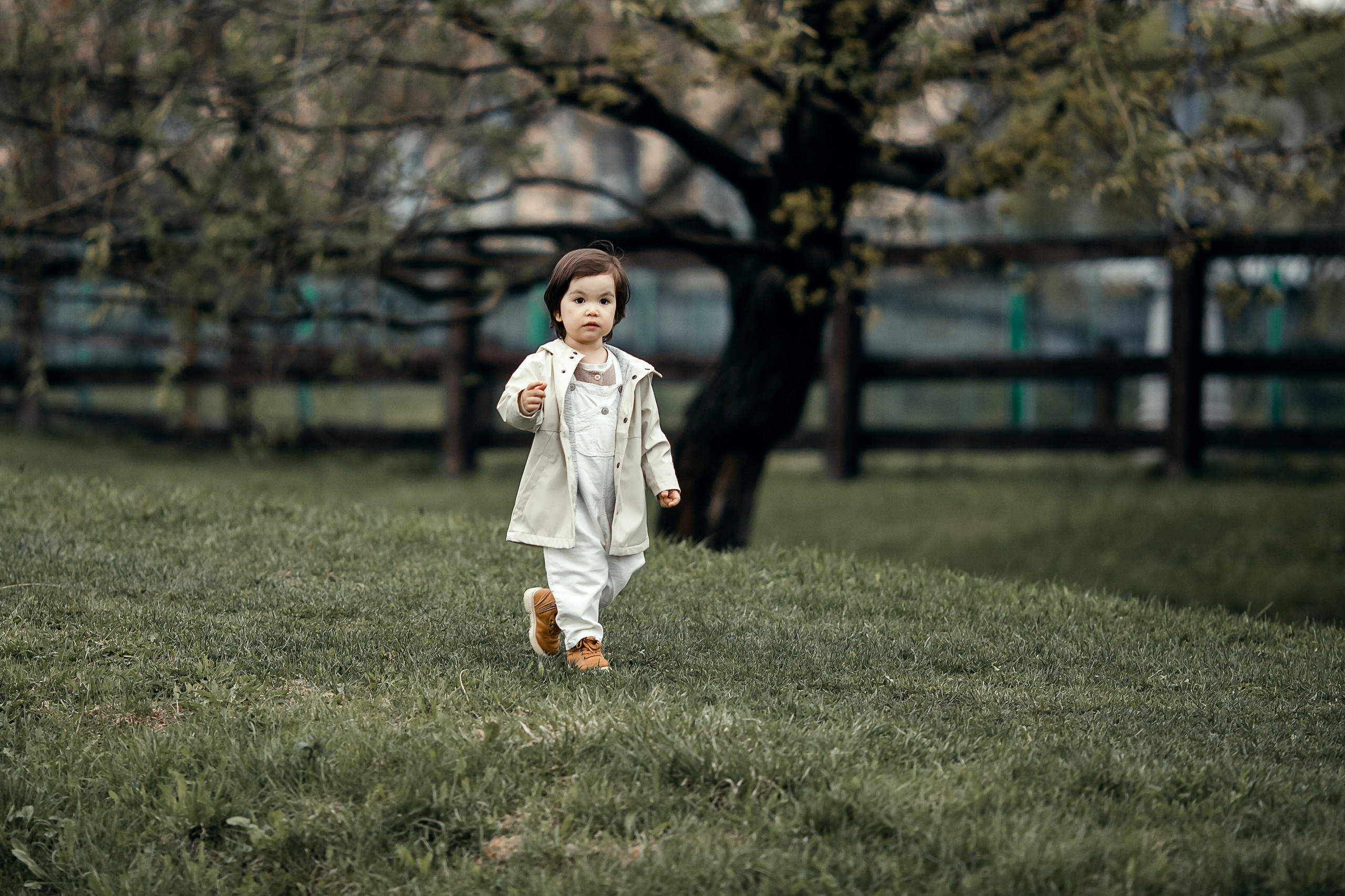 Детская lifestyle фотосессия девочки в светлой одежде на улице