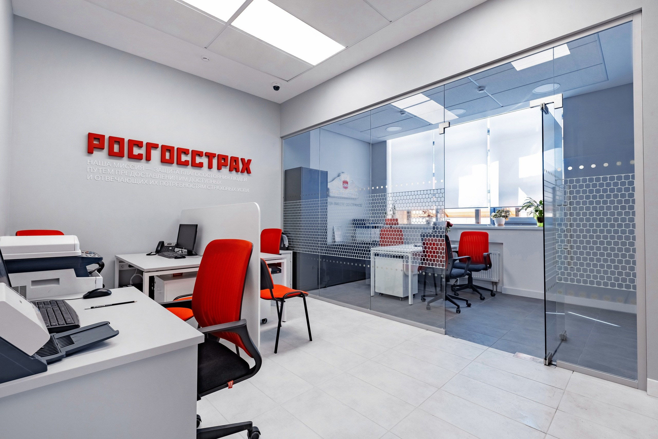 Интерьерная съёмка офиса: рабочие места, зона отдыха, искусственное освещение
