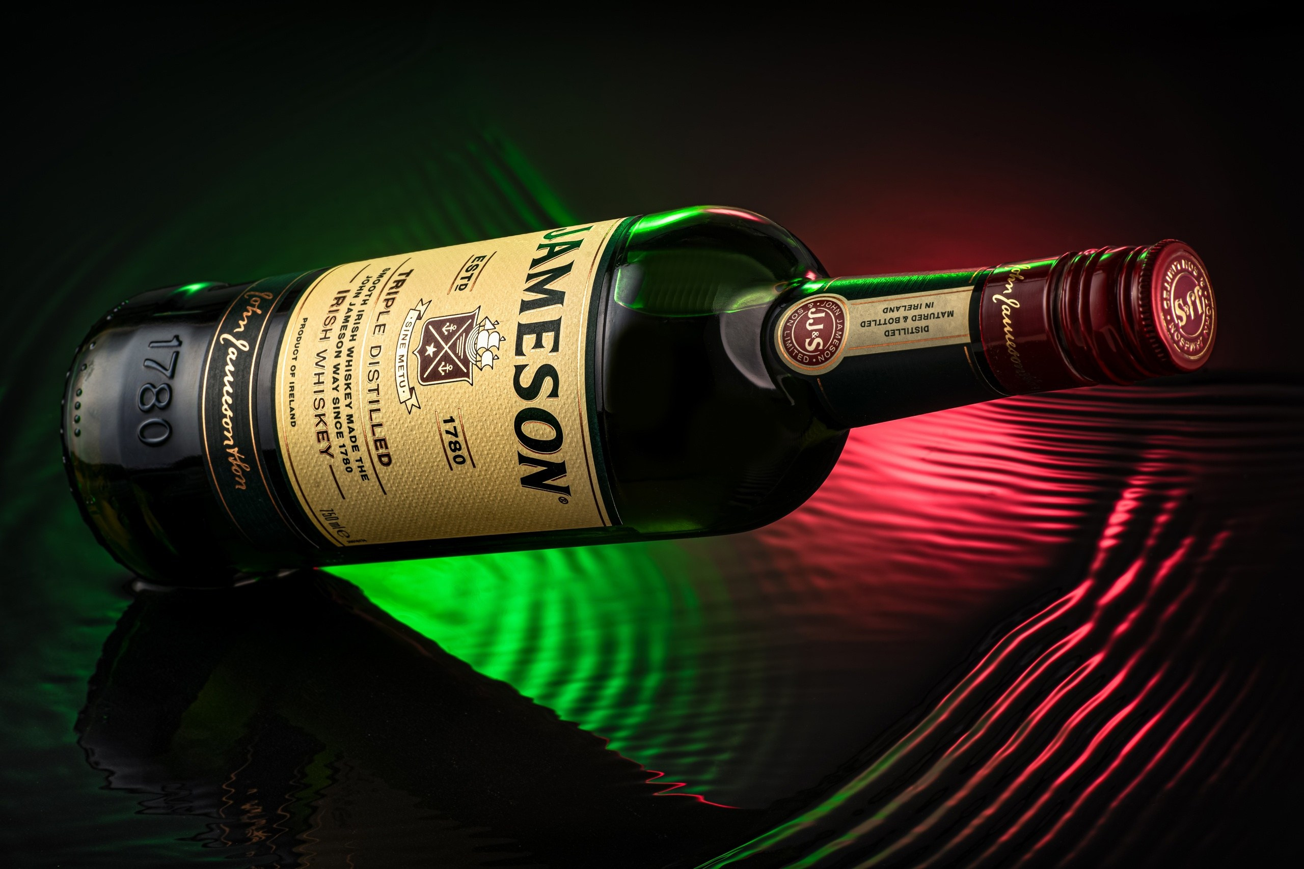 Стильная рекламная фотосъемка бутылки виски в Воронеже