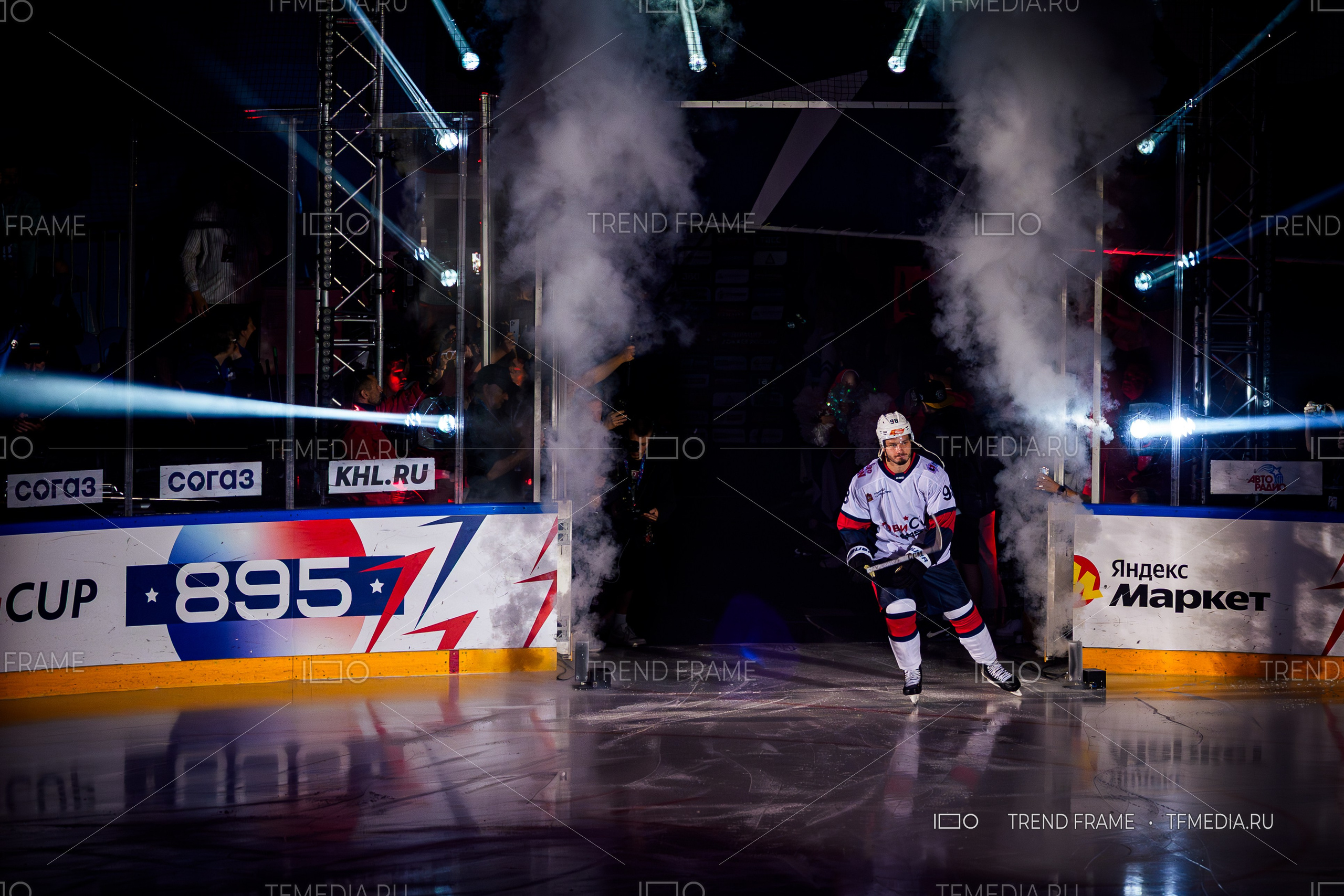 Михаил Сергачёв выходит на лёд через дым и прожекторы на Кубке Овечкина 2025 — фото TrendFrame.