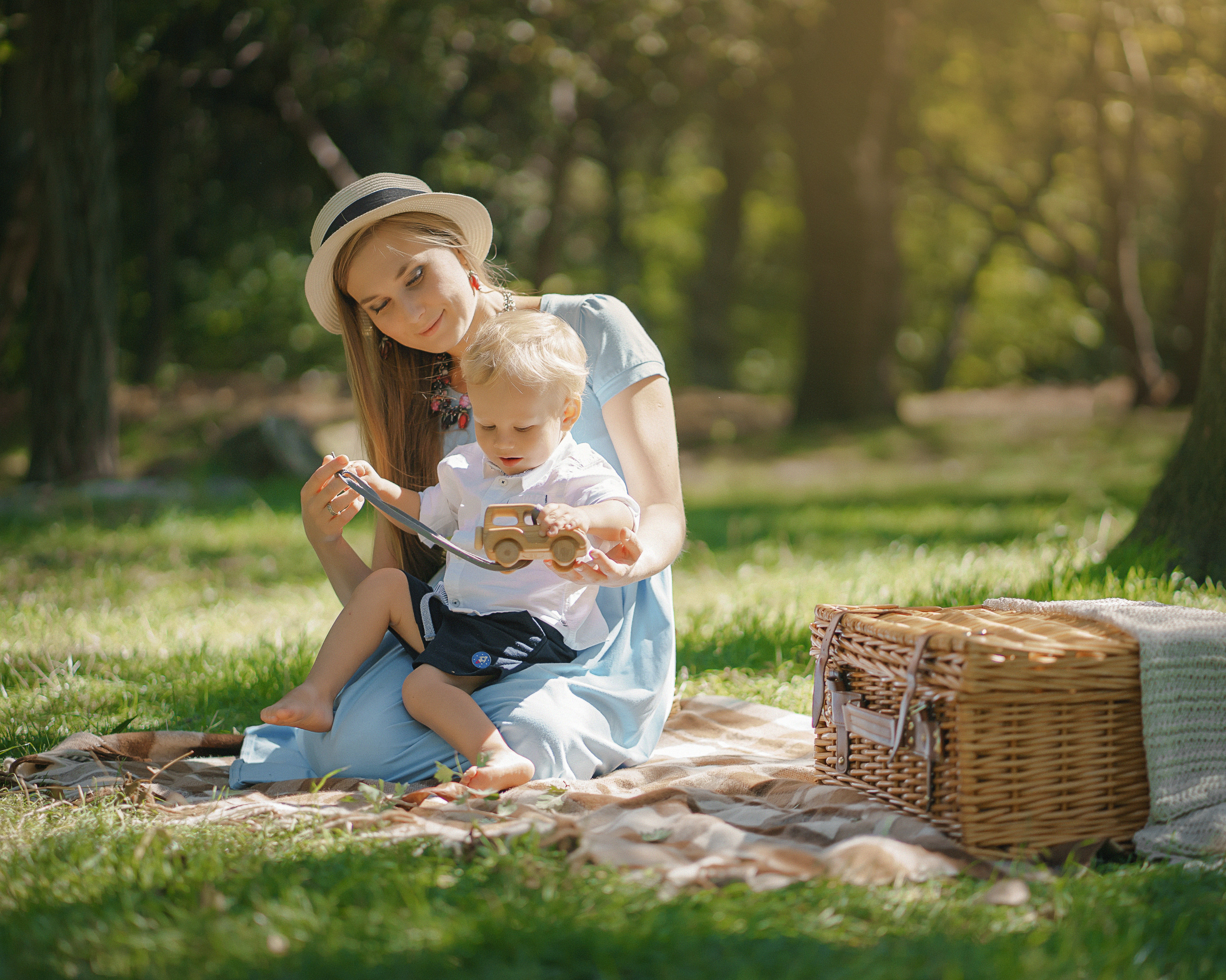 Мама с сыном на природе, семейная фотосессия в Новороссийске в парке