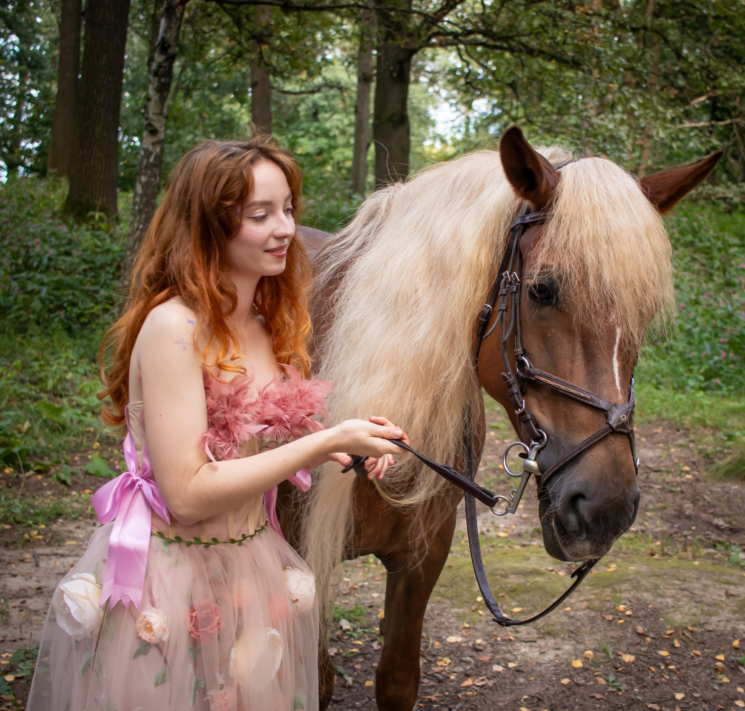 Девушка на лошади в лесу в светлом платье — конная фотосессия, фотограф Карасёва Елена