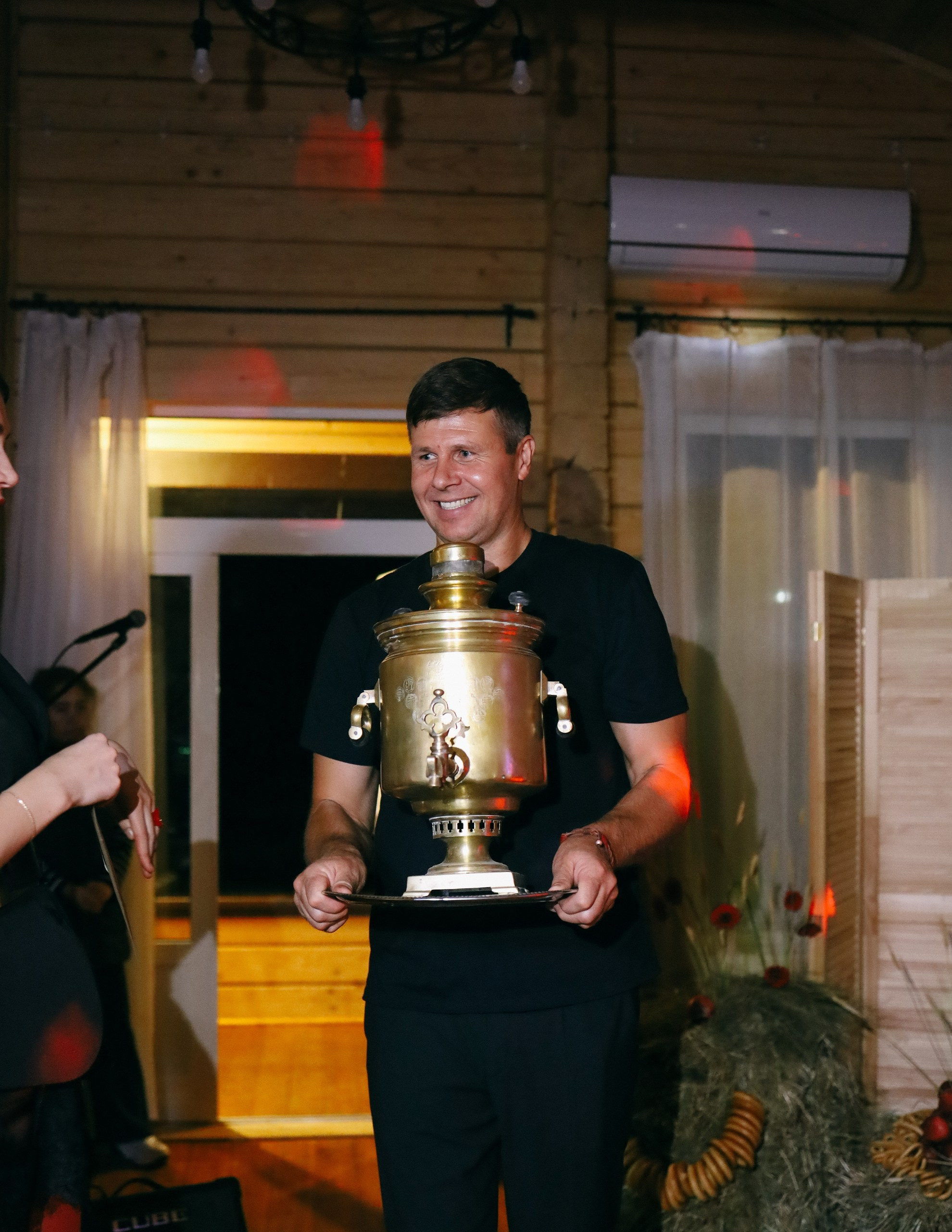 Организация свадьбы, корпоратива, юбилея на веранде в Якушево. Банкетный зал Веранда в Якушево у озера для свадеб, юбилеев, корпоративов. Официальный сайт